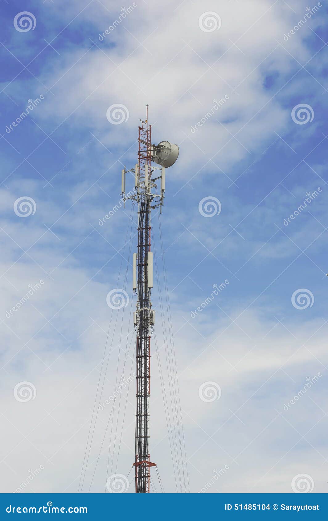 Κόκκινος και άσπρος πύργος τηλεπικοινωνιών με το μπλε ουρανό και το σύννεφο. Κόκκινος και άσπρος πύργος τηλεπικοινωνιών με το υπόβαθρο ουρανού και σύννεφων