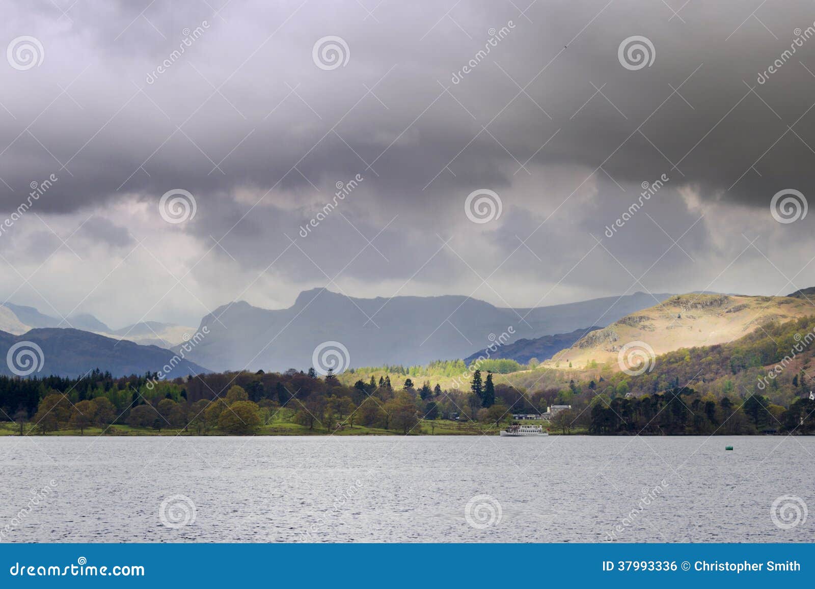 Λίμνη Windermere. Ειδυλλιακό τοπίο Windermere λιμνών με τα σύννεφα θύελλας