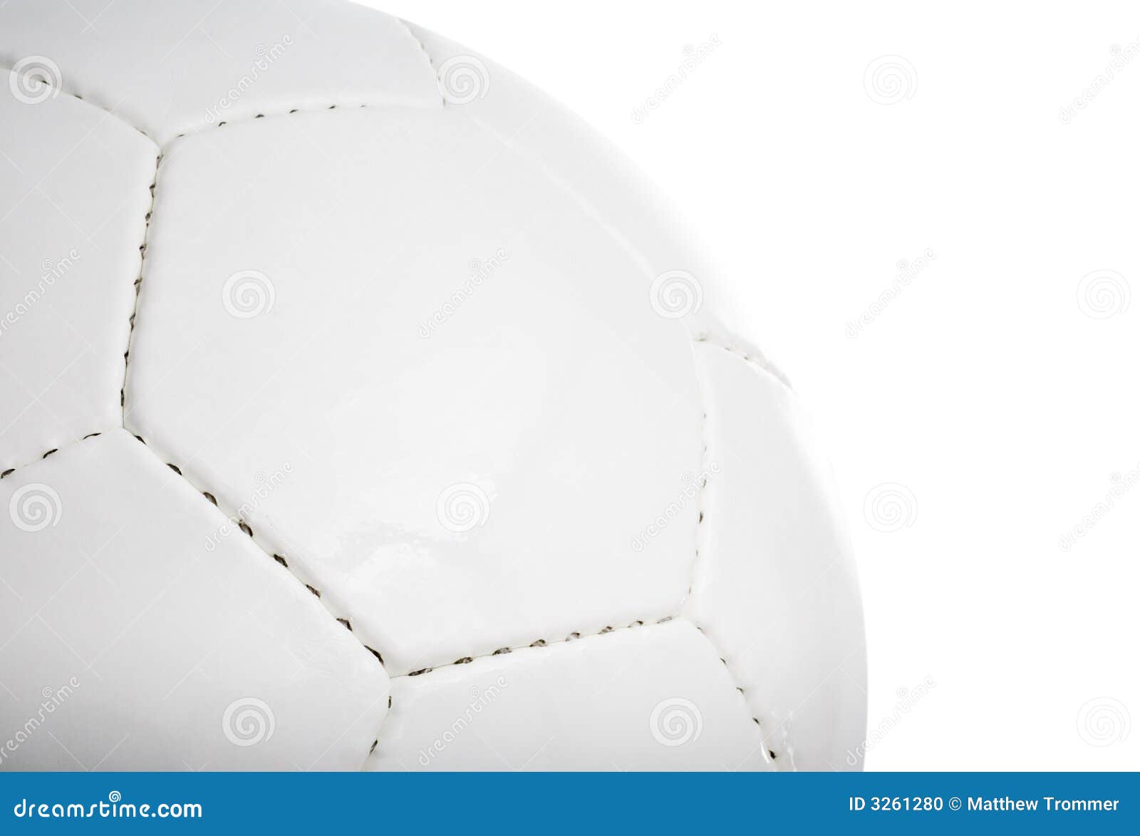 απομονωμένο λευκό ποδοσφαίρου κινηματογραφήσεων σε πρώτο πλάνο σφαιρών ανασκόπησης ποδόσφαιρο