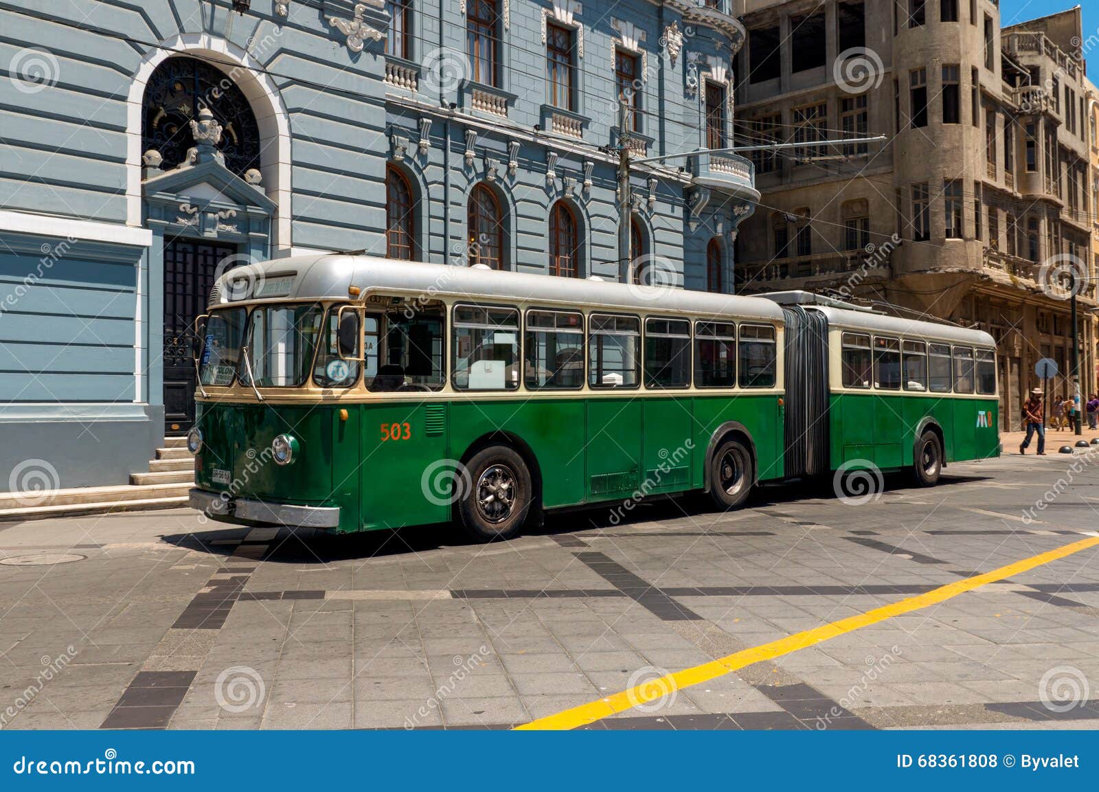 Λεωφορείο καροτσακιών. Valparaiso, Χιλή - 3 Δεκεμβρίου 2012: το ιστορικό λεωφορείο καροτσακιών στην πόλη παγκόσμιων κληρονομιών της ΟΥΝΕΣΚΟ Valparaiso στη Χιλή Τα λεωφορεία καροτσακιών υποδεικνύονται ως εθνικό μνημείο στη Χιλή και έχουν λειτουργήσει στην πόλη από το 1952