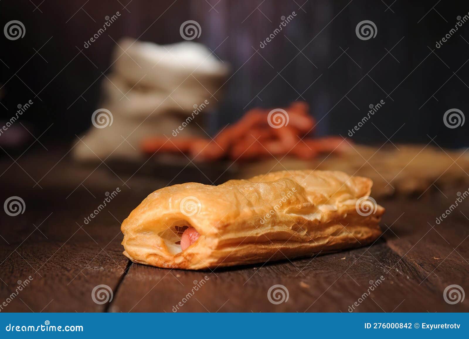 λουκάνικα χοτ-ντογκ ψημένα σε ξύλινη επιφάνεια. προϊόν αρτοποιίας. φωτογραφία εστιατορίου