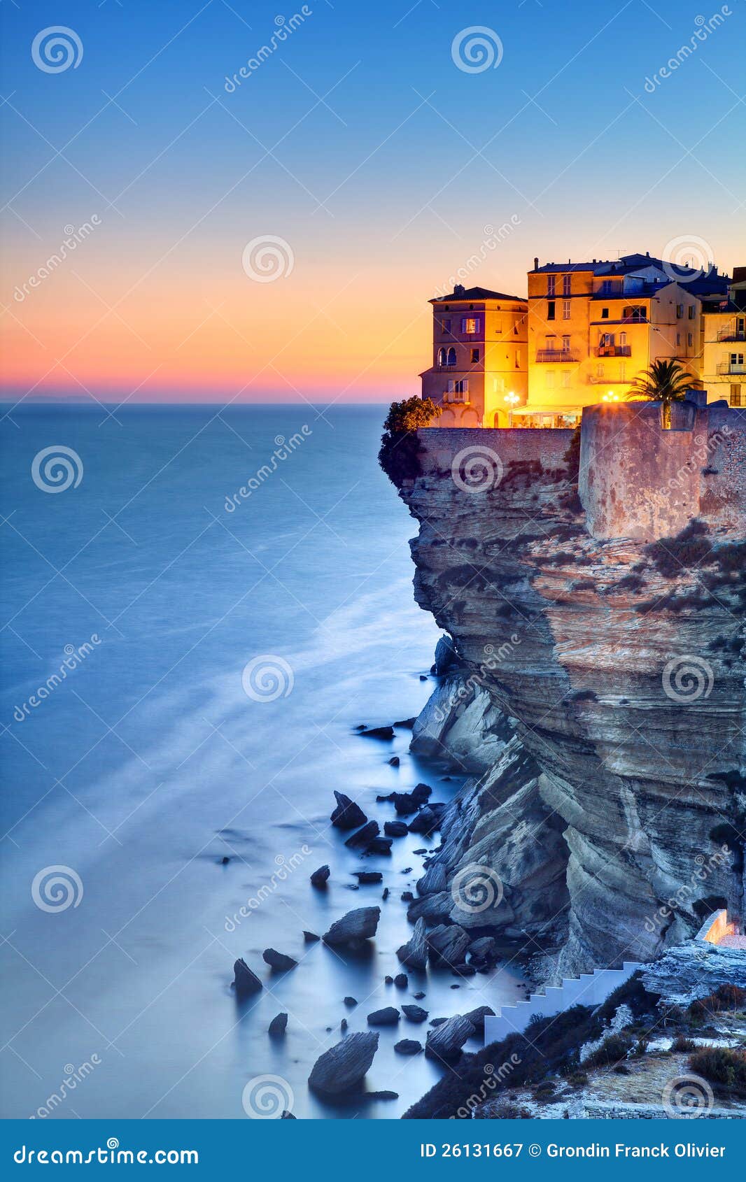 Λυκόφως της Κορσικής. Λυκόφως στους όμορφους απότομους βράχους και τα κτήρια Bonifacio, νησί της Κορσικής, Γαλλία.