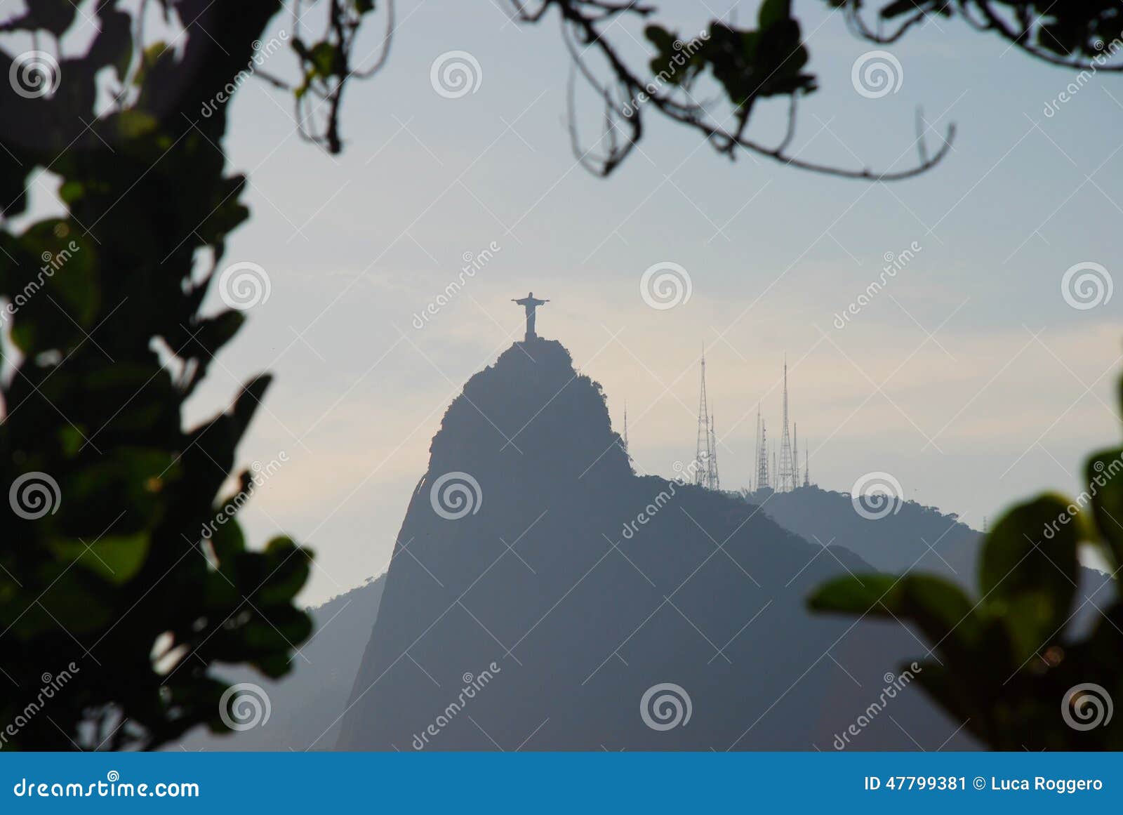 Λόφος Corcovado που βλέπει από Sugarloaf Ρίο ντε Τζανέιρο, Βραζιλία. 330 FT) βρίσκεται στο Tijuca δάσος, ένα εθνικό πάρκο Είναι γνωστό παγκοσμίως για το άγαλμα 38 μέτρου του Ιησού επάνω στην αιχμή του, που τιτλοφορείται Cristo Redentor ή Χριστό απελευθερωτής