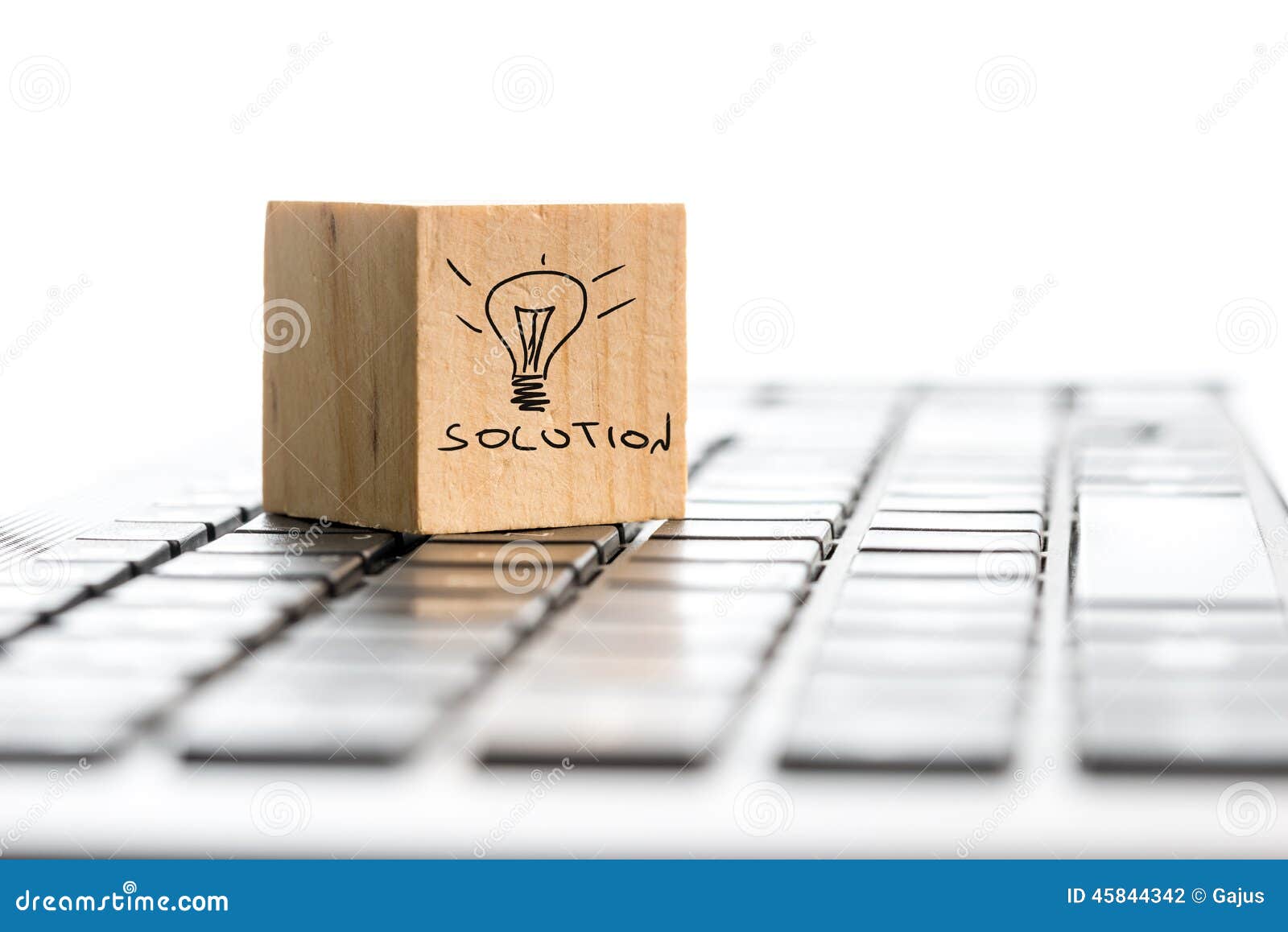 Λύση και μια hand-drawn φωτισμένη λάμπα φωτός. Έννοια καινοτομίας με τη λύση λέξης και μια hand-drawn φωτισμένη λάμπα φωτός σε έναν ξύλινο φραγμό που βρίσκεται σε ένα πληκτρολόγιο υπολογιστών, copyspace στο λευκό πίσω