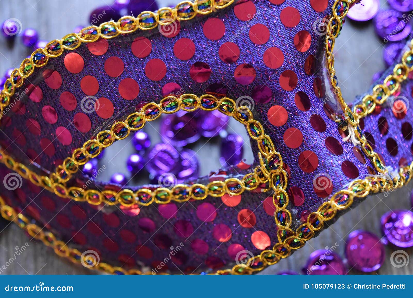Μάσκες της Mardi Gras με τις χάντρες σε ένα ξύλινο υπόβαθρο. Εξαρτήματα για έναν παχύ εορτασμό Τρίτης