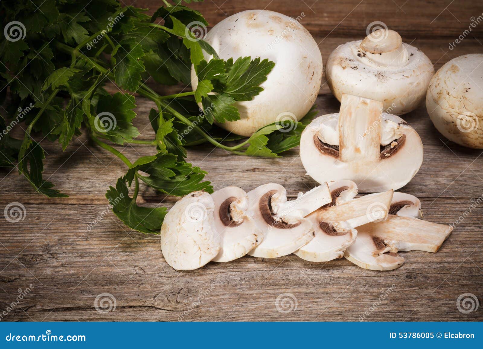 μανιτάρια οργανικά. Φρέσκα οργανικά champignons μανιταριών στο ξύλινο υπόβαθρο