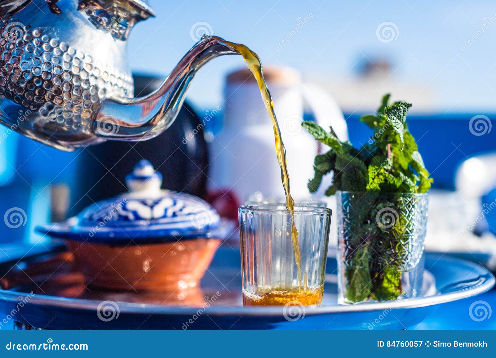 Μαροκινό τσάι πρωινού. Το τσάι στο Μαρόκο είναι το καταναλωμένο ζεστό ποτό στο Μαρόκο, και το μαροκινό δοχείο τσαγιού παράδοσης είναι ένα mythic αντικείμενο σχεδίου που χρησιμοποιείται σήμερα στη διακόσμηση διακοσμήσεων σπιτιών/κουζινών