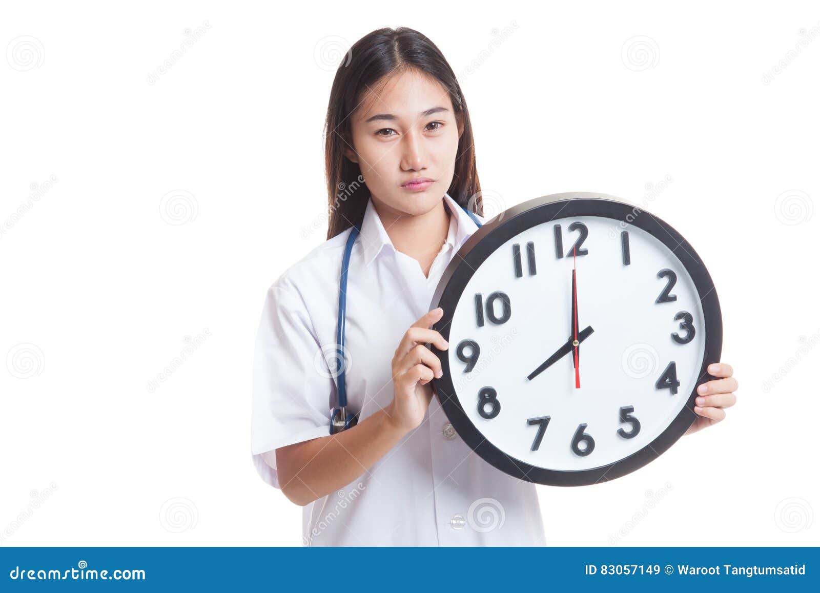 Ματαιωμένος νέος ασιατικός θηλυκός γιατρός με ένα ρολόι που απομονώνεται στο άσπρο υπόβαθρο