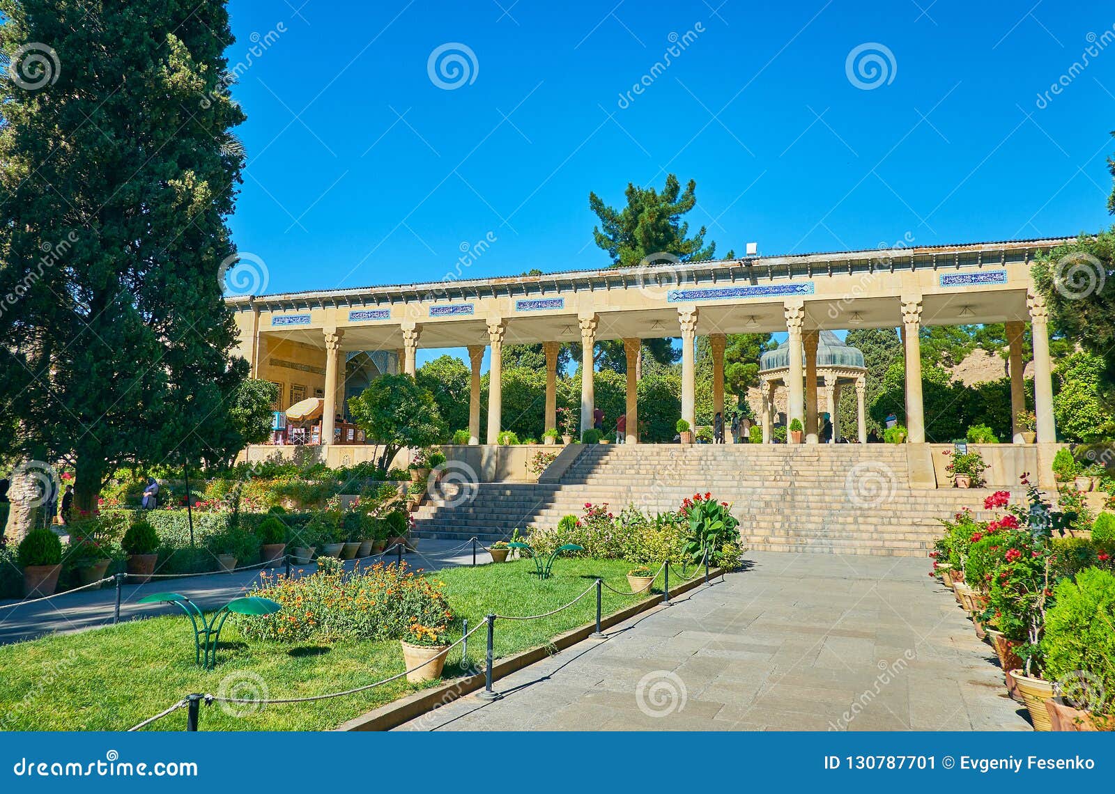 Μαυσωλείο επίσκεψης Hafez στη Shiraz, Ιράν. SHIRAZ, ΙΡΑΝ - 13 ΟΚΤΩΒΡΊΟΥ 2017: Το έδαφος του μαυσωλείου Hafez, που βρίσκεται σε πολύβλαστο Mussala καλλιεργεί με τα λουλούδια στα δοχεία και τα κωνοφόρα δέντρα, στις 13 Οκτωβρίου στη Shiraz