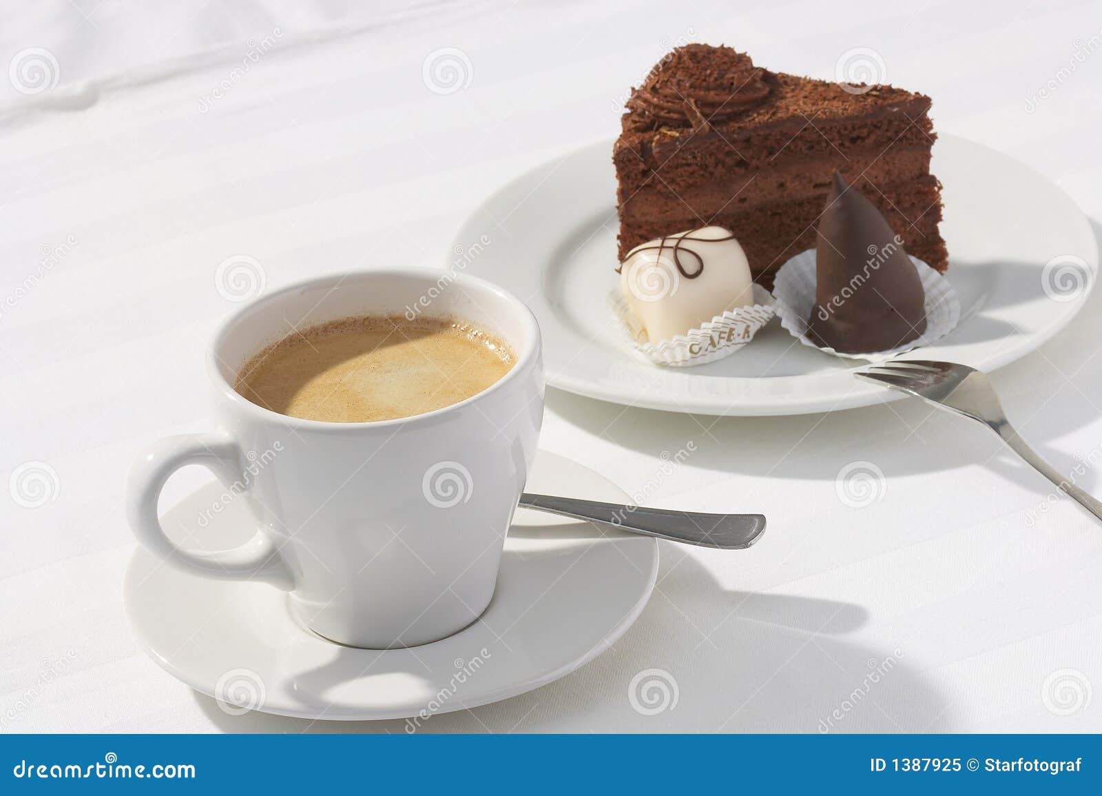 μεσημεριανό γεύμα. λευκό κομματιού φλυτζανιών καφέ σοκολάτας κέικ ανασκόπησης
