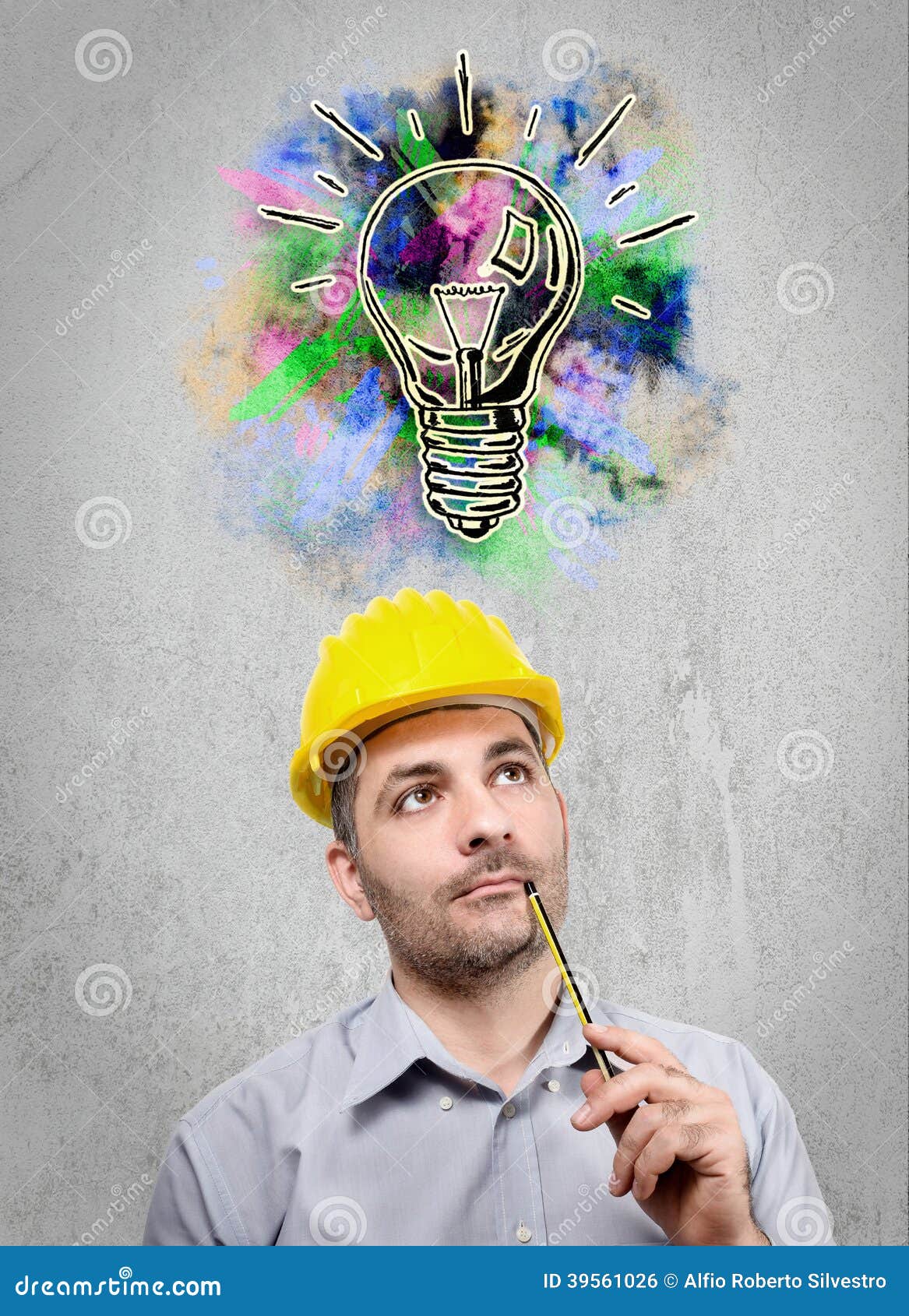 Μηχανικός με ένα κράνος στο κεφάλι του, που απεικονίζει κοιτάζοντας επίμονα στην κενή εκμετάλλευση ένα μολύβι κάτω από τη μύτη της