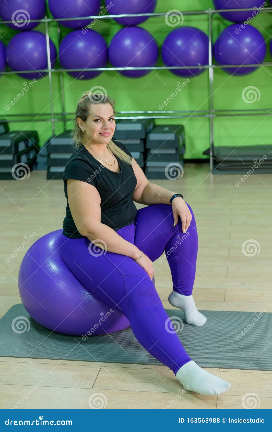 υπέρβαρη γυναίκα που προσπαθεί να χάσει βάρος)