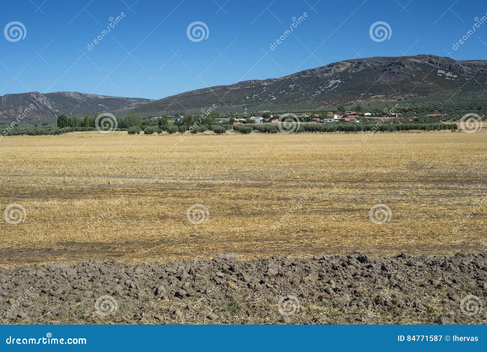 Μικρό χωριουδάκι στο Λα Mancha, Ισπανία. Μικρό χωριουδάκι σε ένα γεωργικό τοπίο στο Λα Mancha, πραγματική επαρχία Ciudad, Ισπανία Στο υπόβαθρο μπορεί να δει τα βουνά του Τολέδο