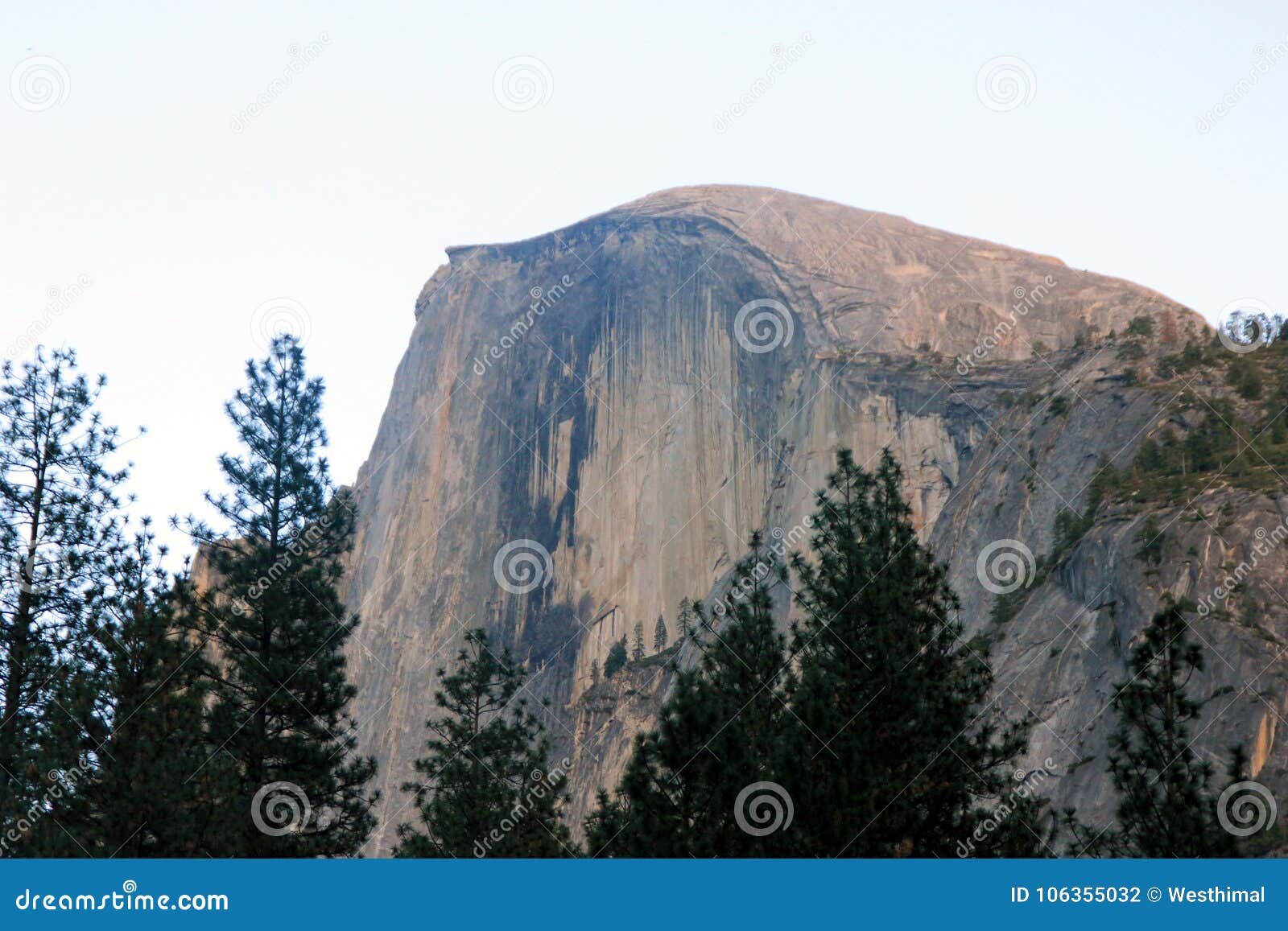 Μισός θόλος, εθνικό πάρκο Yosemite, άποψη Καλιφόρνιας από το χωριό κάρρυ. Μισός θόλος, εθνικό πάρκο Yosemite, Καλιφόρνια, που βλέπει από χώρο στάθμευσης του χωριού το μισό θόλων κάρρυ, θολωτός βράχος γρανίτη με το κάθετα κομμένο μέτωπο αυξανόμενα 1444 μ επάνω από το πάτωμα κοιλάδων
