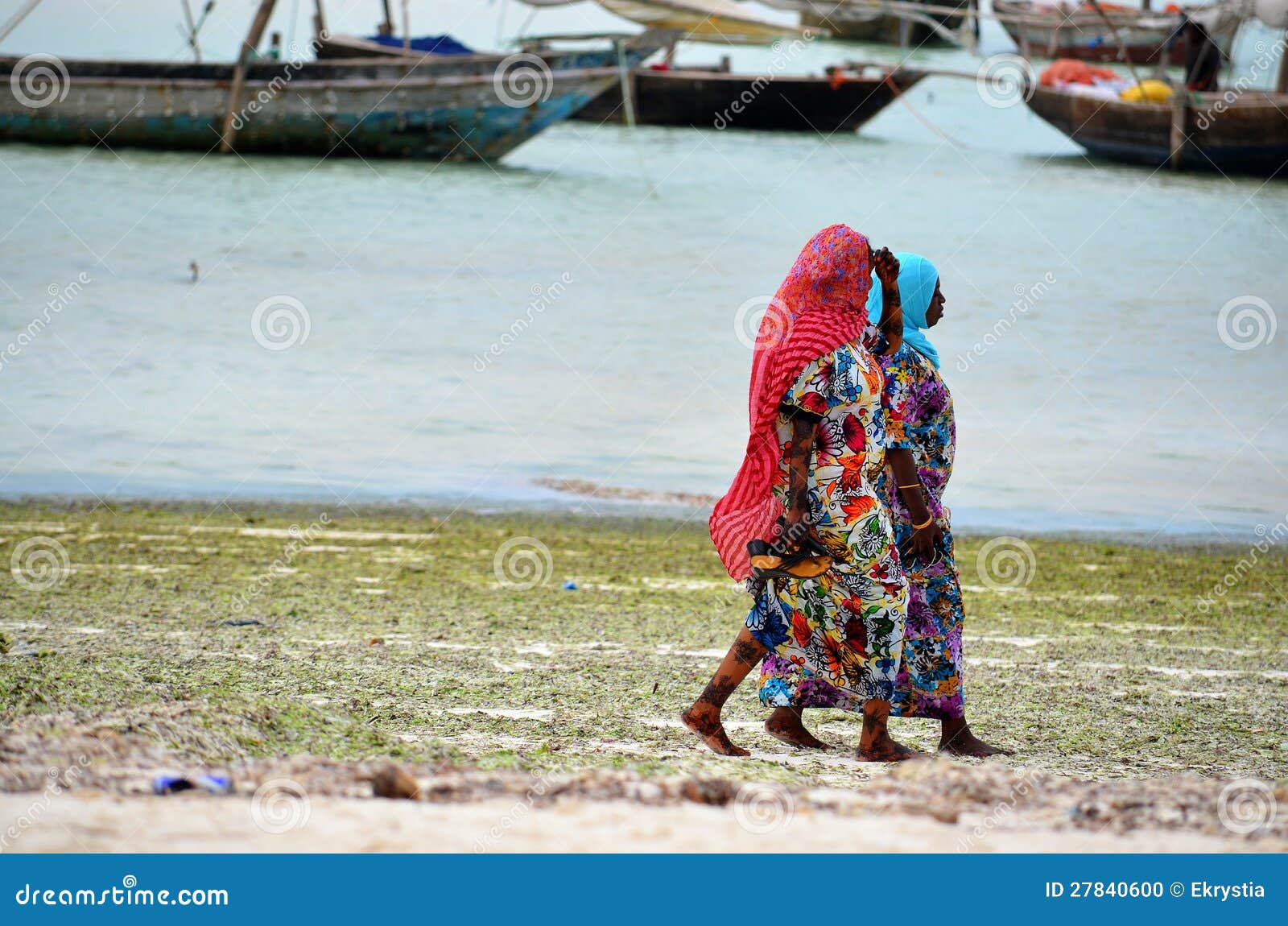Μουσουλμανικές γυναίκες που περπατούν στην παραλία, Zanzibar