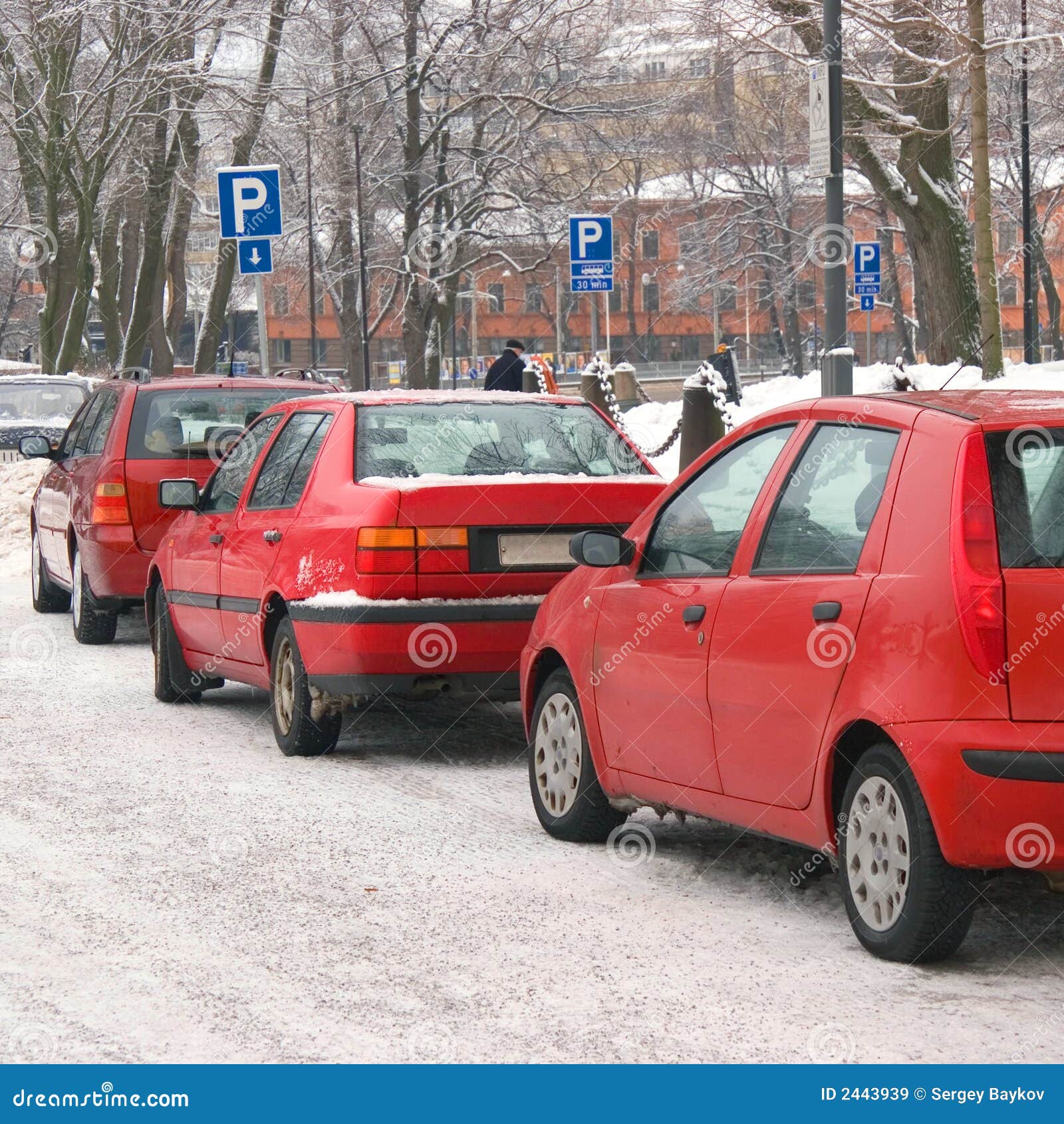 μπλε κόκκινο λευκό. αυτοκίνητα που σταθμεύουν την πόλη χιονιού