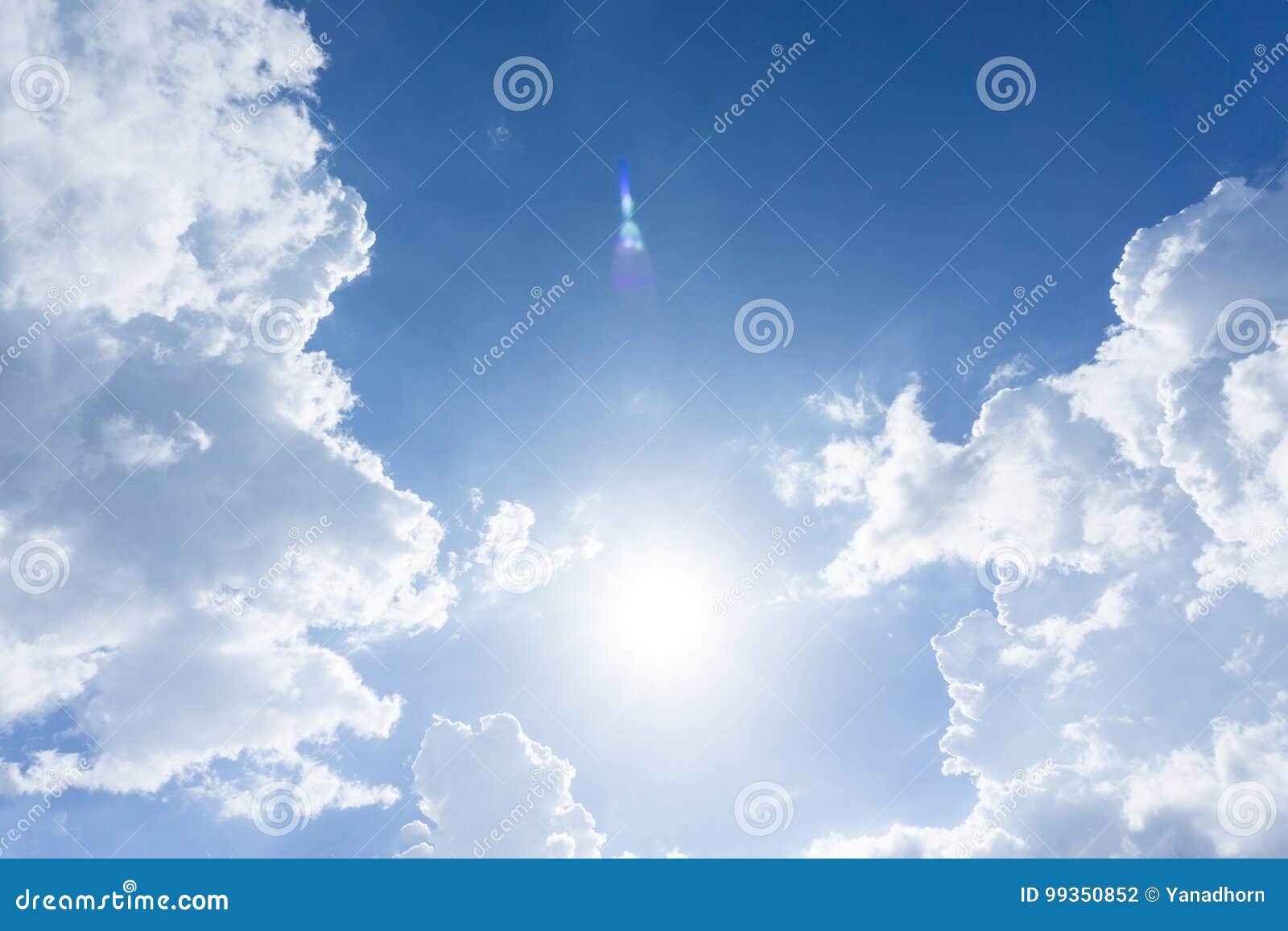 μπλε ουρανός με τον ήλιο και σύννεφα για το υπόβαθρο. Μπλε ουρανός με τα σύννεφα για το υπόβαθρο