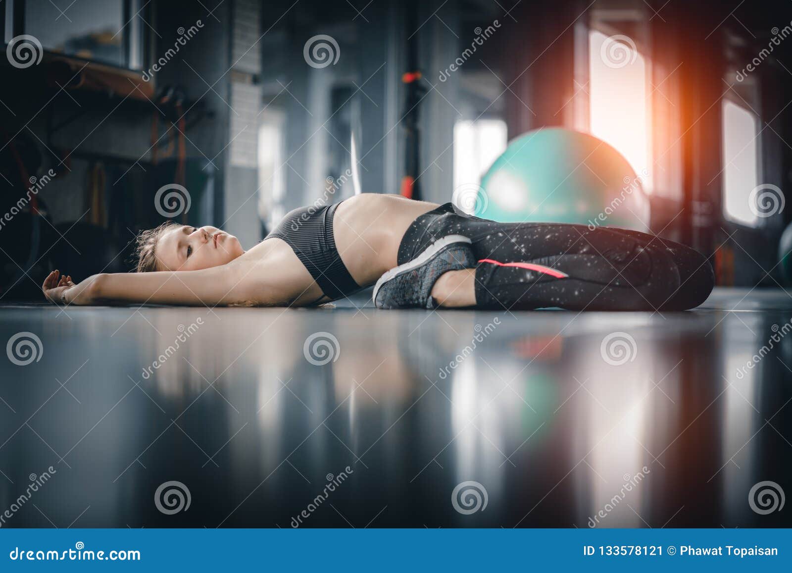 Νέα ελκυστική άσκηση ικανότητας γυναικών workout στη γυμναστική Γυναίκα ST