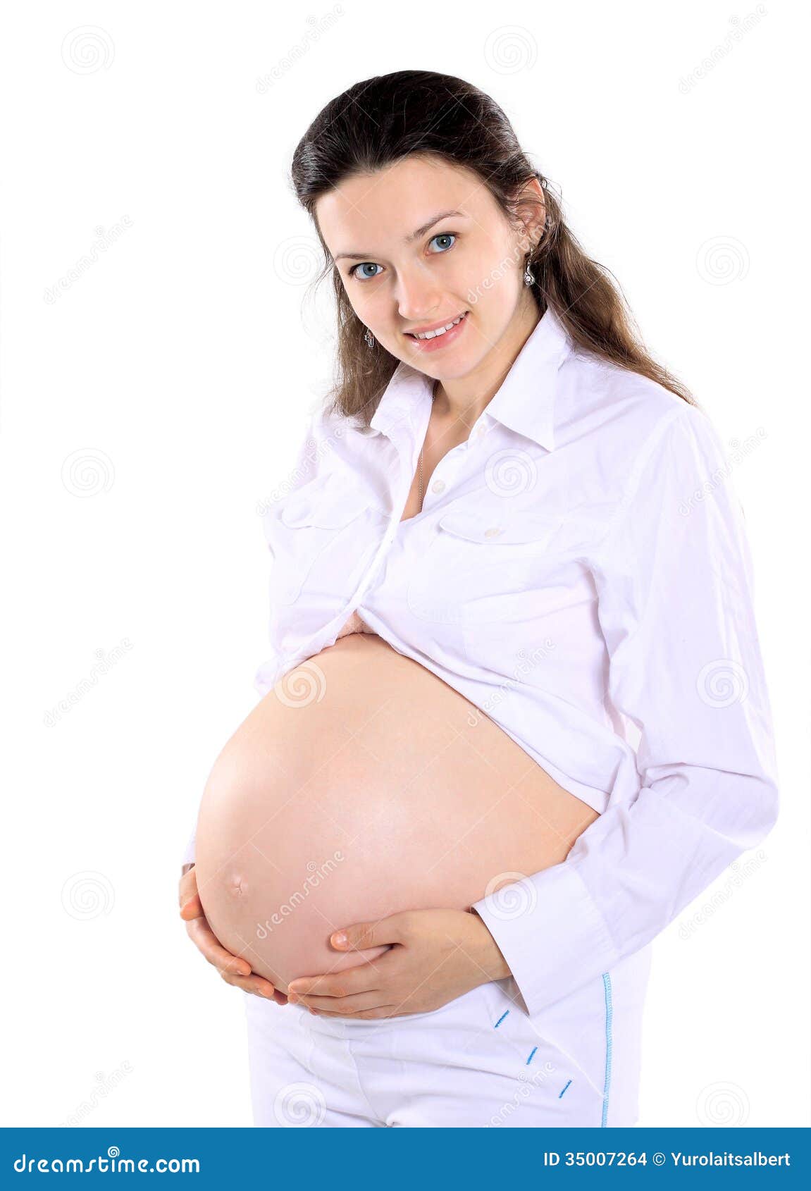 Νέα όμορφη έγκυος γυναίκα. Απομονωμένος σε ένα άσπρο υπόβαθρο.