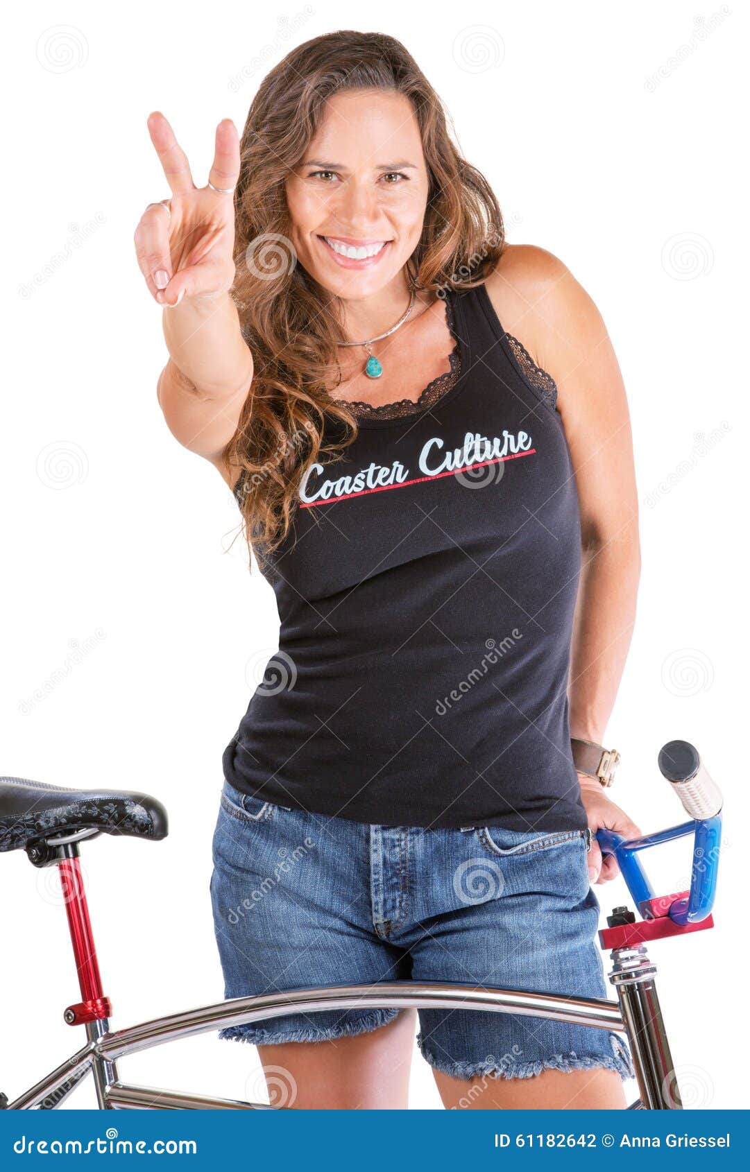 Νίκη Gesturing κοριτσιών με το ποδήλατό της