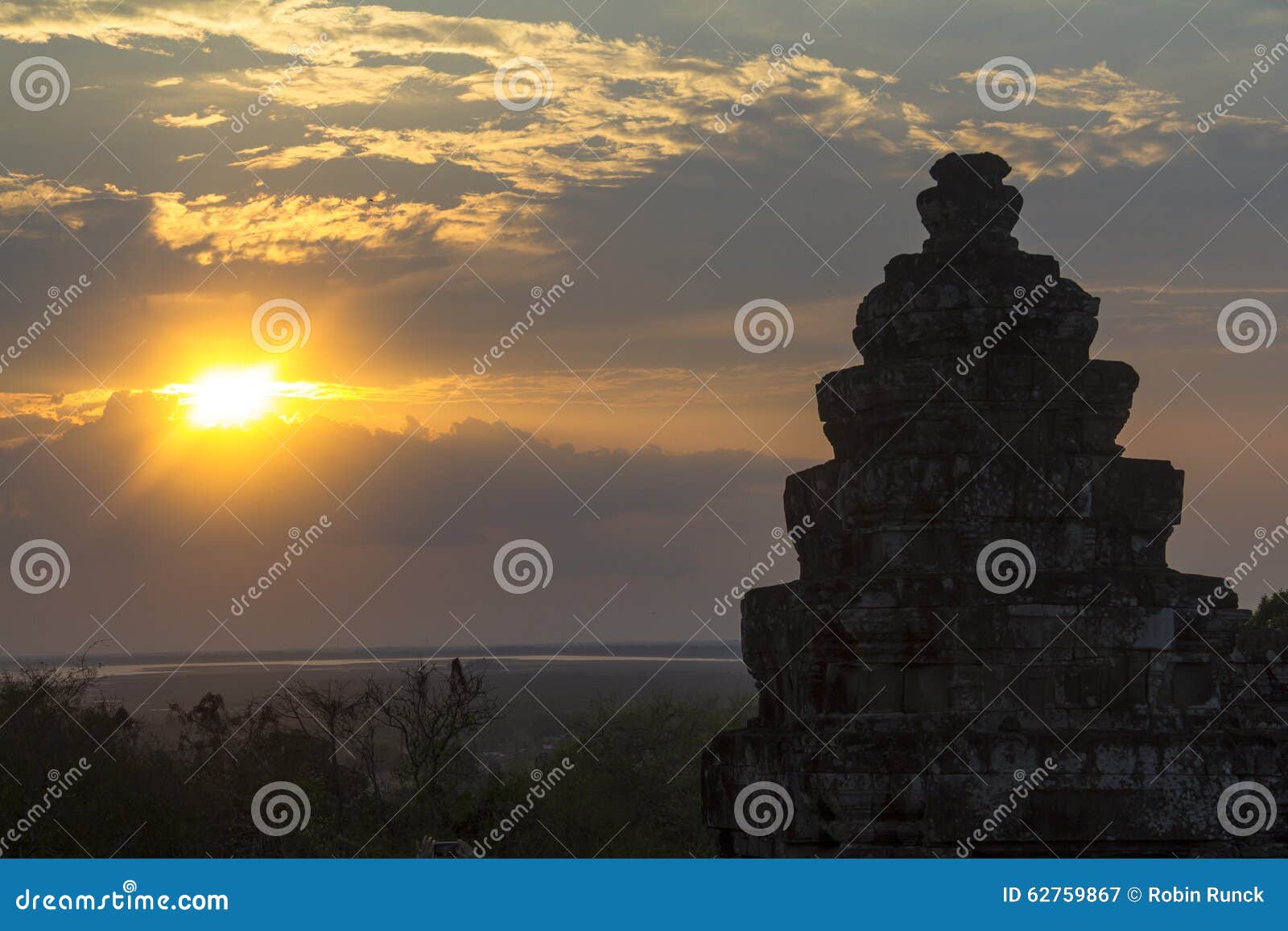 Ναός Wat Angkor στο ηλιοβασίλεμα στην Καμπότζη