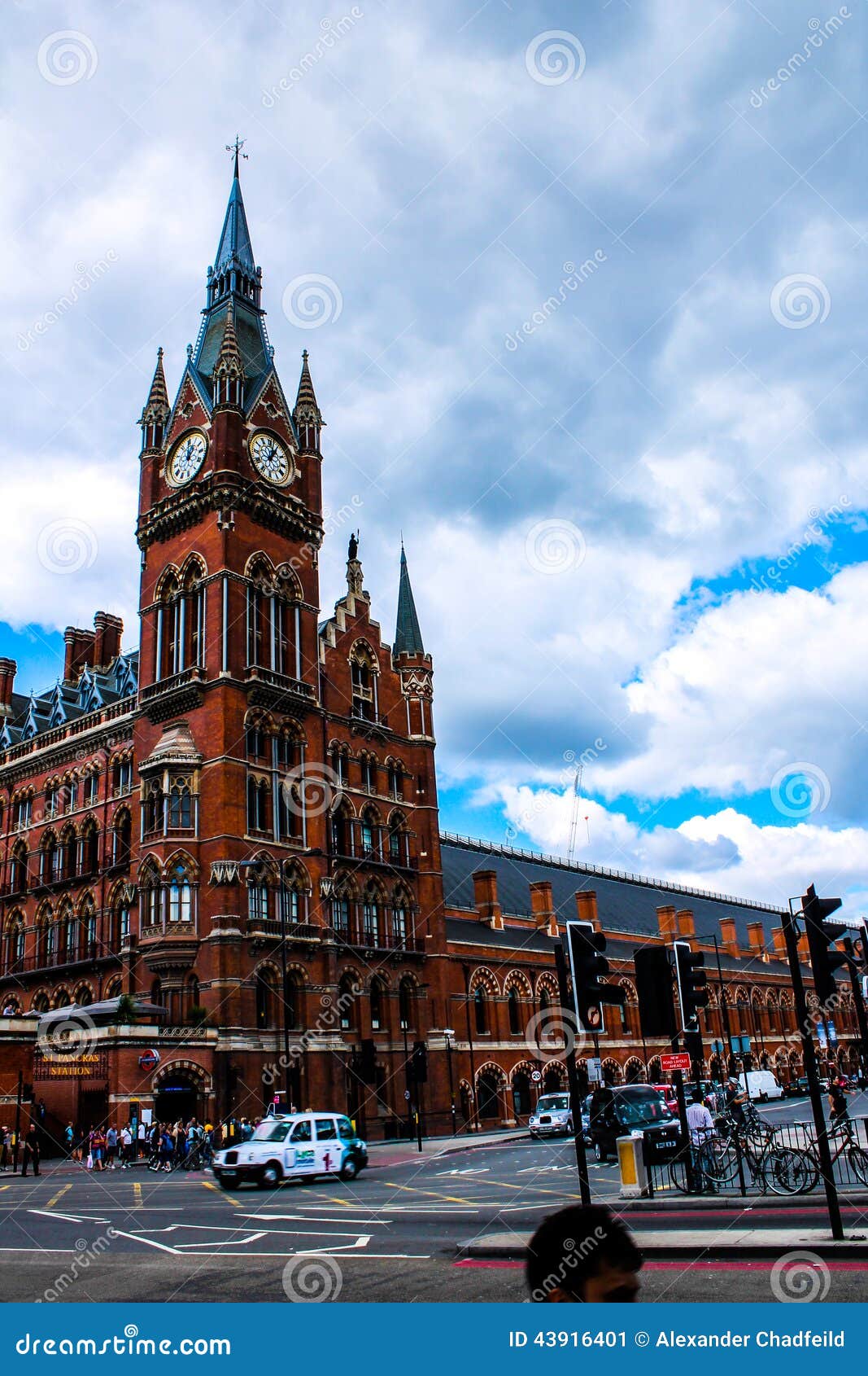 Ξενοδοχείο και σταθμός του ST Pancras. Ξενοδοχείο του ST Pancras και σταθμός και γκρίζα σύννεφα