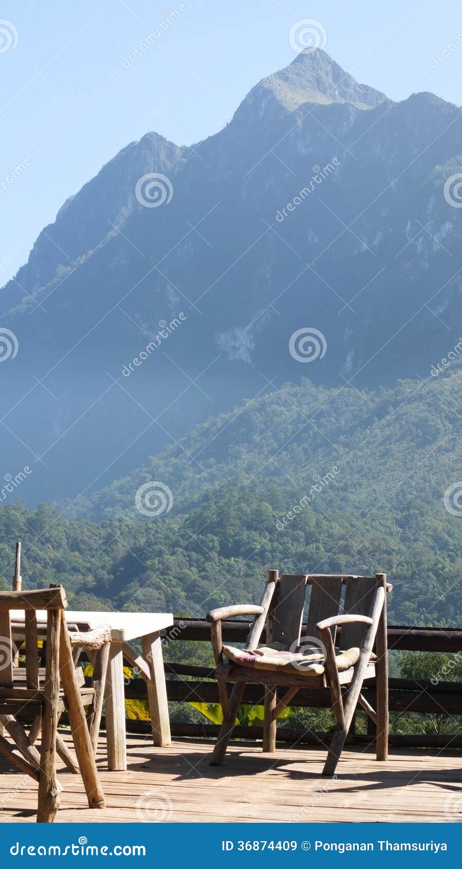 Ξύλινη έδρα στο βουνό. Ξύλινη έδρα στο μπαμπού bacony στο βουνό
