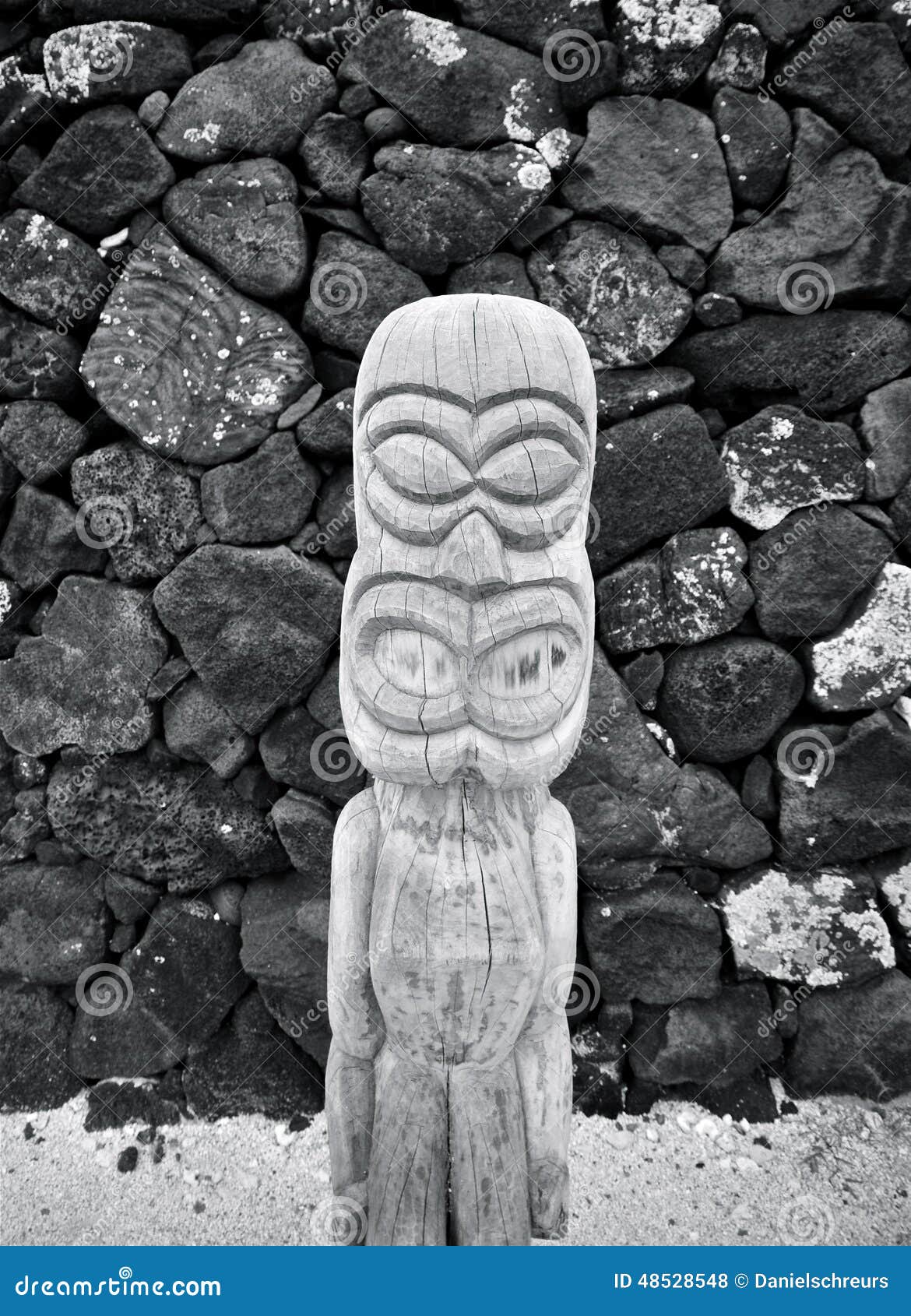 Ξύλινο Tiki (B&W). Ξύλινο άγαλμα Tiki (σε κάτοικο της Χαβάης: KiÊ» ι) PuÊ» στο εθνικό ιστορικό πάρκο naunau  uhonua ο HÅ  σε γραπτό