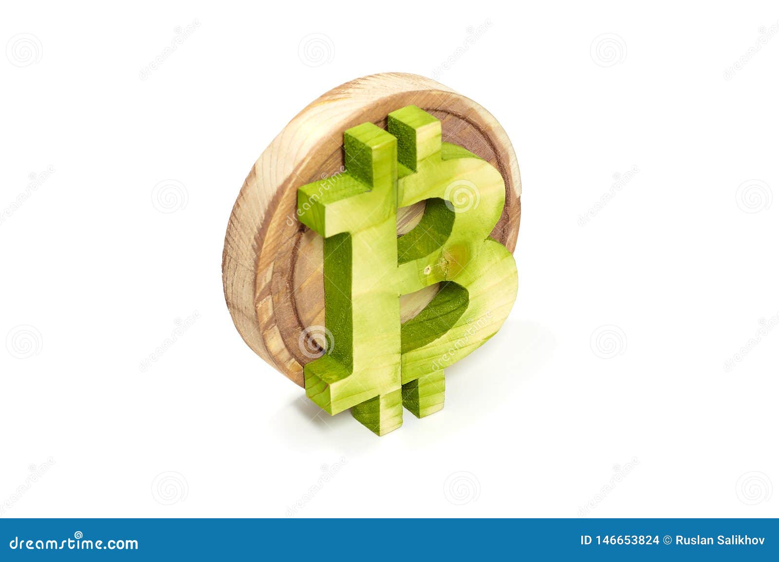 Ξύλινο σημάδι bitcoin, ψαρευμένη άποψη, εικονικό cryptocurrency, που απομονώνεται στο λευκό