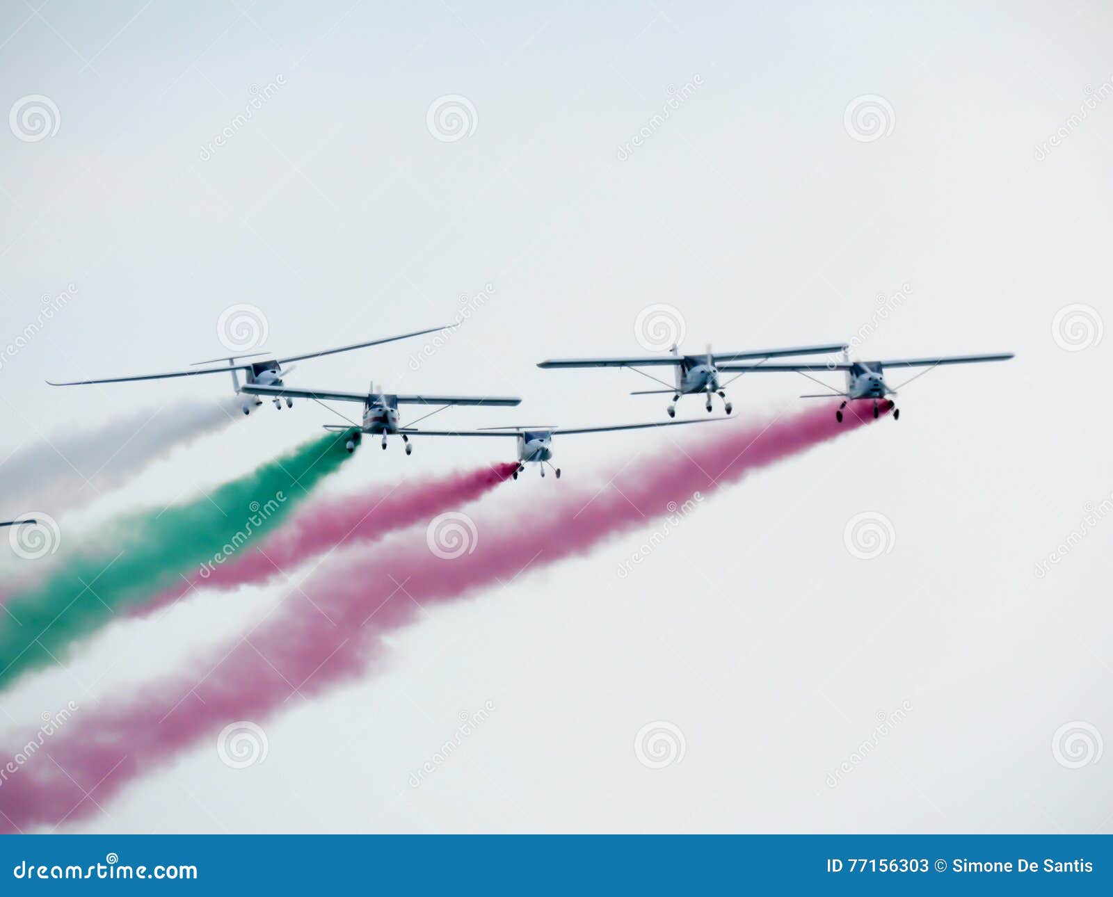Ο αέρας βελών Tricolor παρουσιάζει Tirrenia, Πίζα, Ιταλία, στις 11 Σεπτεμβρίου, 2. Tirrenia, Πίζα, Ιταλία, στις 11 Σεπτεμβρίου 2016 το aerobatic σφύριγμα βελών tricolor με χρωματισμένο τον καπνός αέρα παρουσιάζει