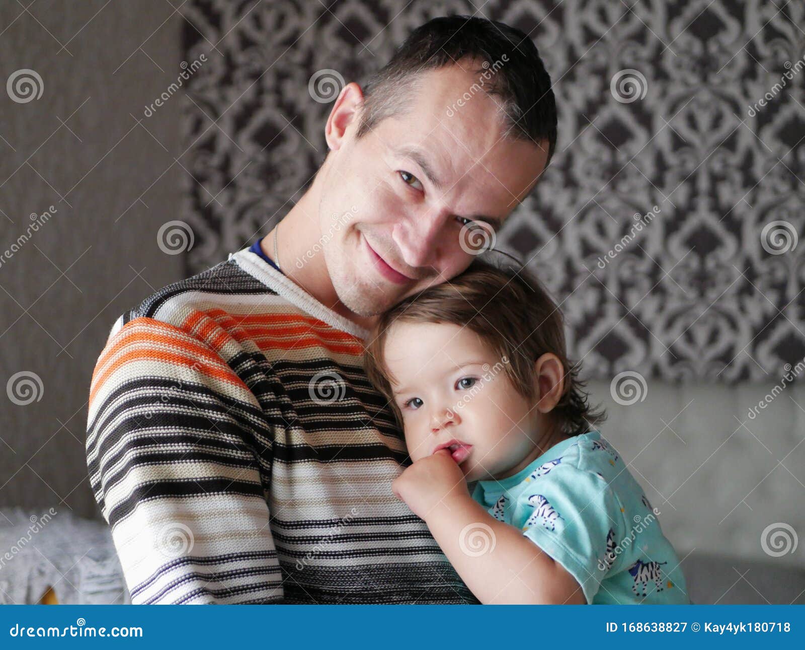 Ο αγαπημένος πατέρας αγκαλιάζει το παιδί στην αγκαλιά του Μωρό 0-1 ετών Πατρική αγάπη Η σχέση πατέρα και γιου Ένας αγαπημένος πατέρας κρατά ένα παιδί στην αγκαλιά του Συναισθηματική φωτογραφία Η έννοια της αγάπης των πατέρων πατέρας αγκαλιάζει μικρό γιο