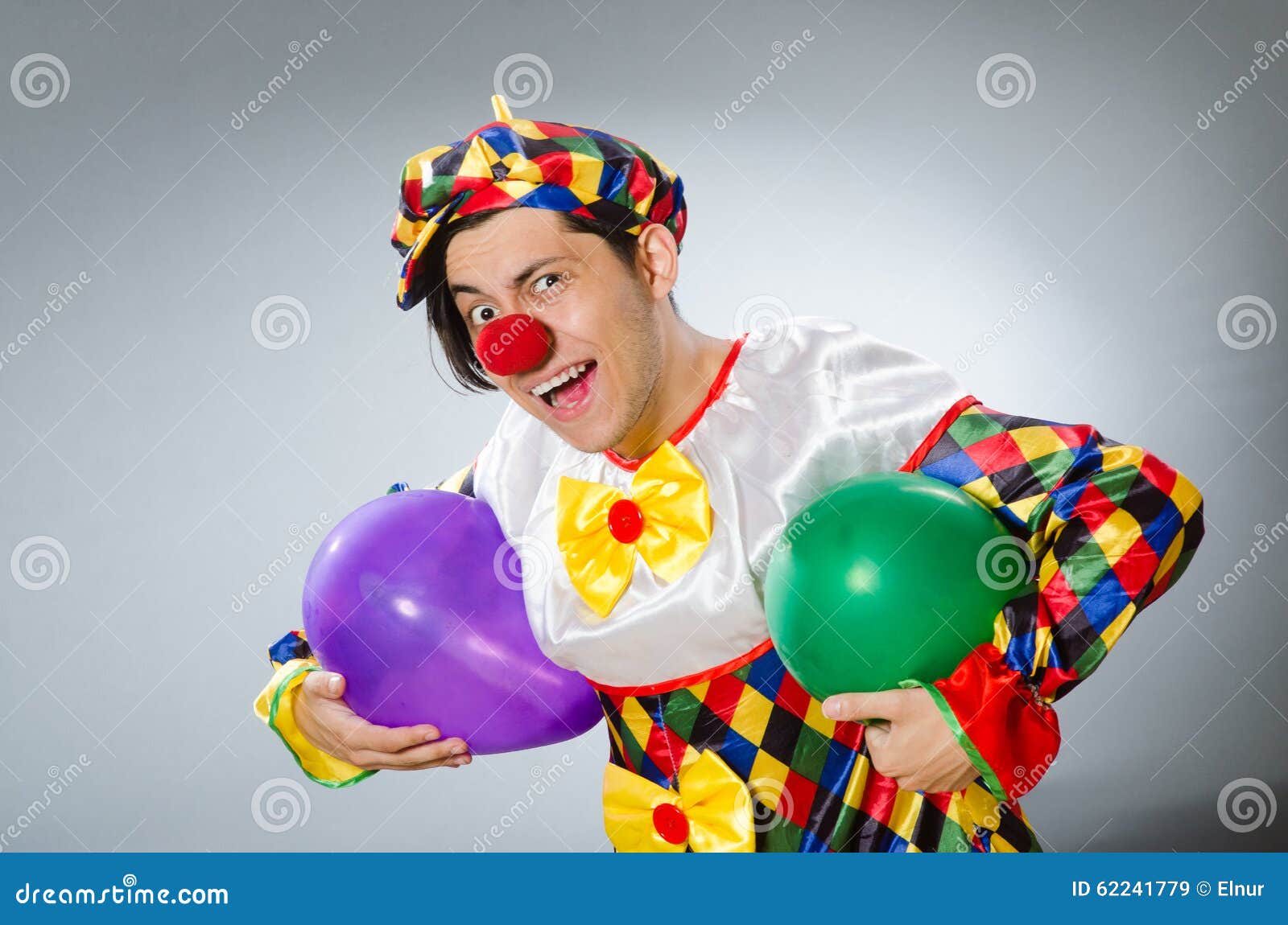 Ο κλόουν με τα μπαλόνια στην αστεία έννοια
