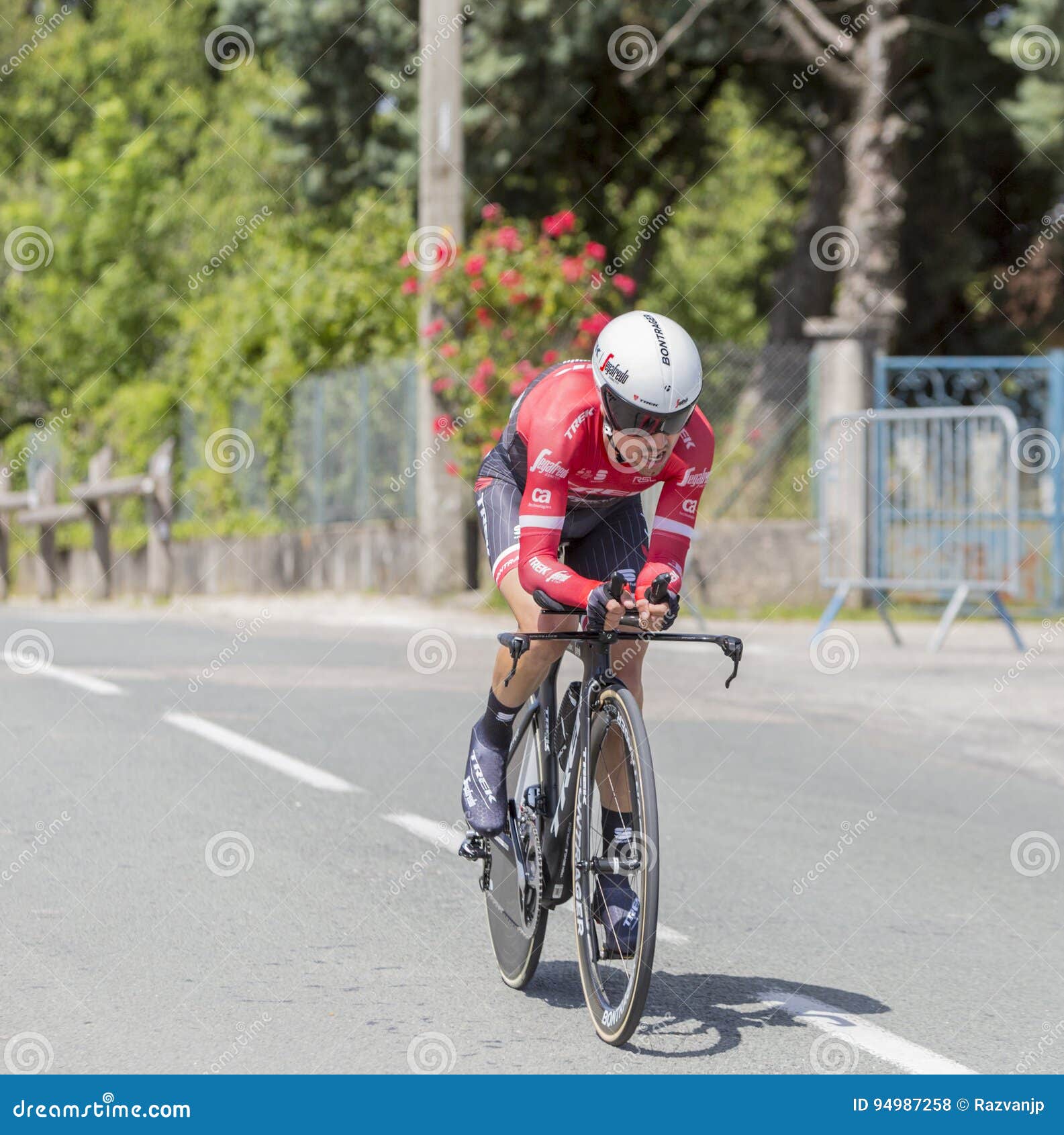 Ο ποδηλάτης Andre Cardoso - Criterium du Dauphine 2017. Bourgoin-Jallieu, Γαλλία - 07, τον Ιούνιο του 2017: Ο πορτογαλικός ποδηλάτης Andre Cardoso της οδήγησης ομάδας οδοιπορικό-Segafredo κατά τη διάρκεια του χρονικού δοκιμαστικού σταδίου 4 Criterium du Dauphine 2017