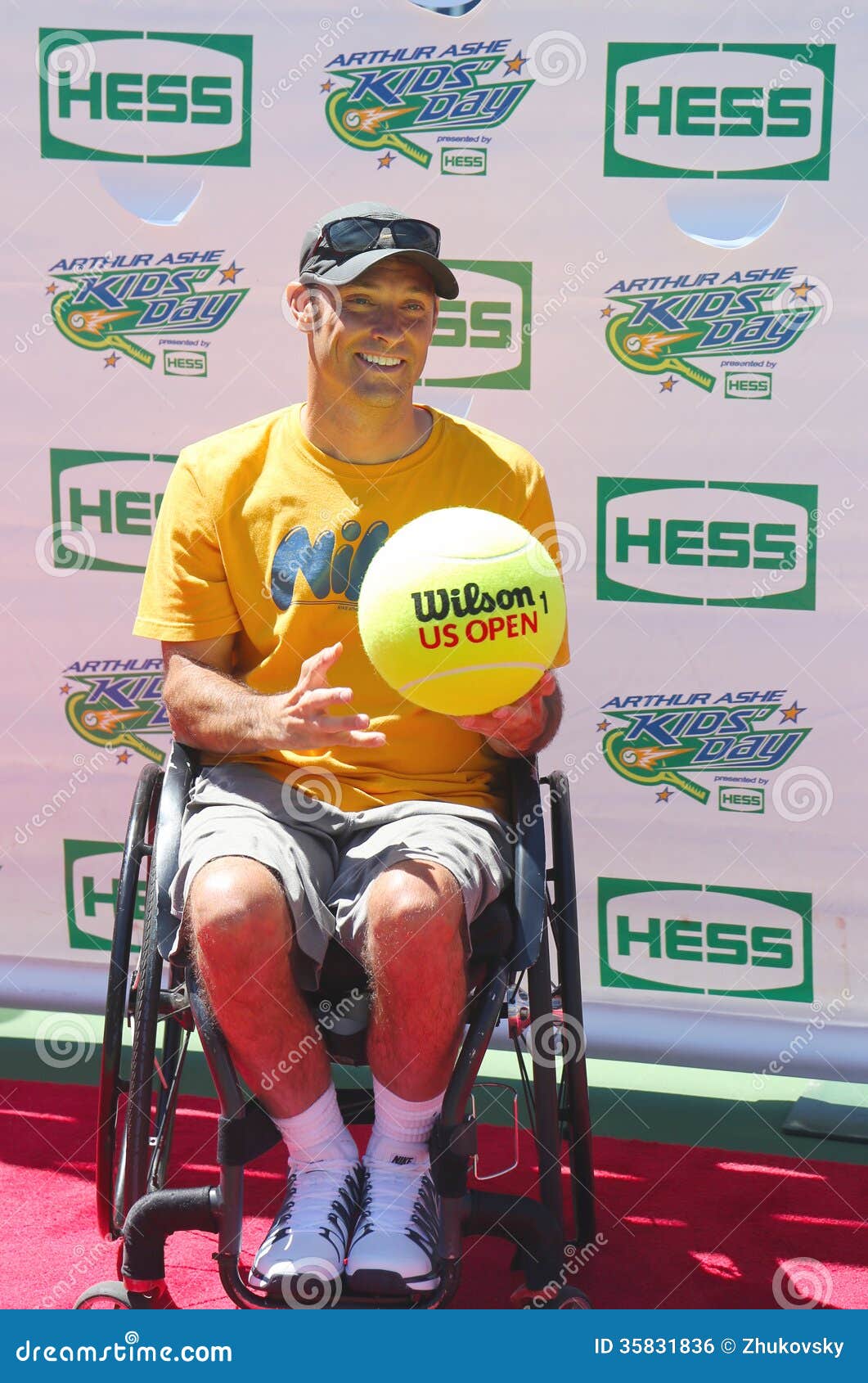 ΝΕΑ ΥΌΡΚΗ - 24 ΑΥΓΟΎΣΤΟΥ: 2012 ο πρωτοπόρος Δαβίδ Wagner τετραγώνων αναπηρικών καρεκλών του Λονδίνου Paralympics από τις ΗΠΑ παρευρίσκεται στα παιδιά του Άρθουρ Ashe ημέρα 2013 στο εθνικό κέντρο αντισφαίρισης βασιλιάδων της Billie Jean στις 24 Αυγούστου 2013 στη Νέα Υόρκη