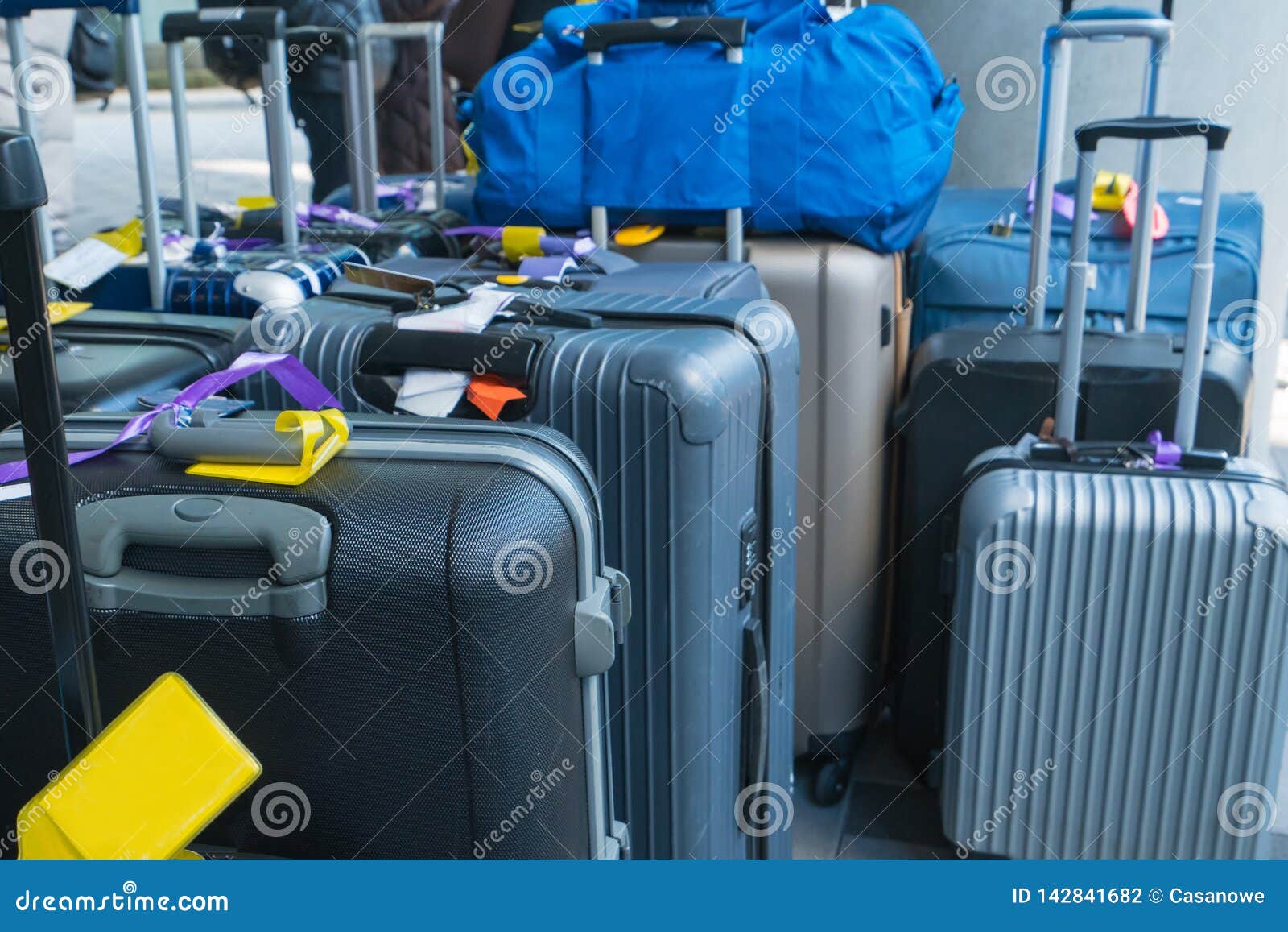 Οι αποσκευές που αποτελούνται από τα μεγάλα σακίδια βαλιτσών και το ταξίδι τοποθετούν σε σάκκο