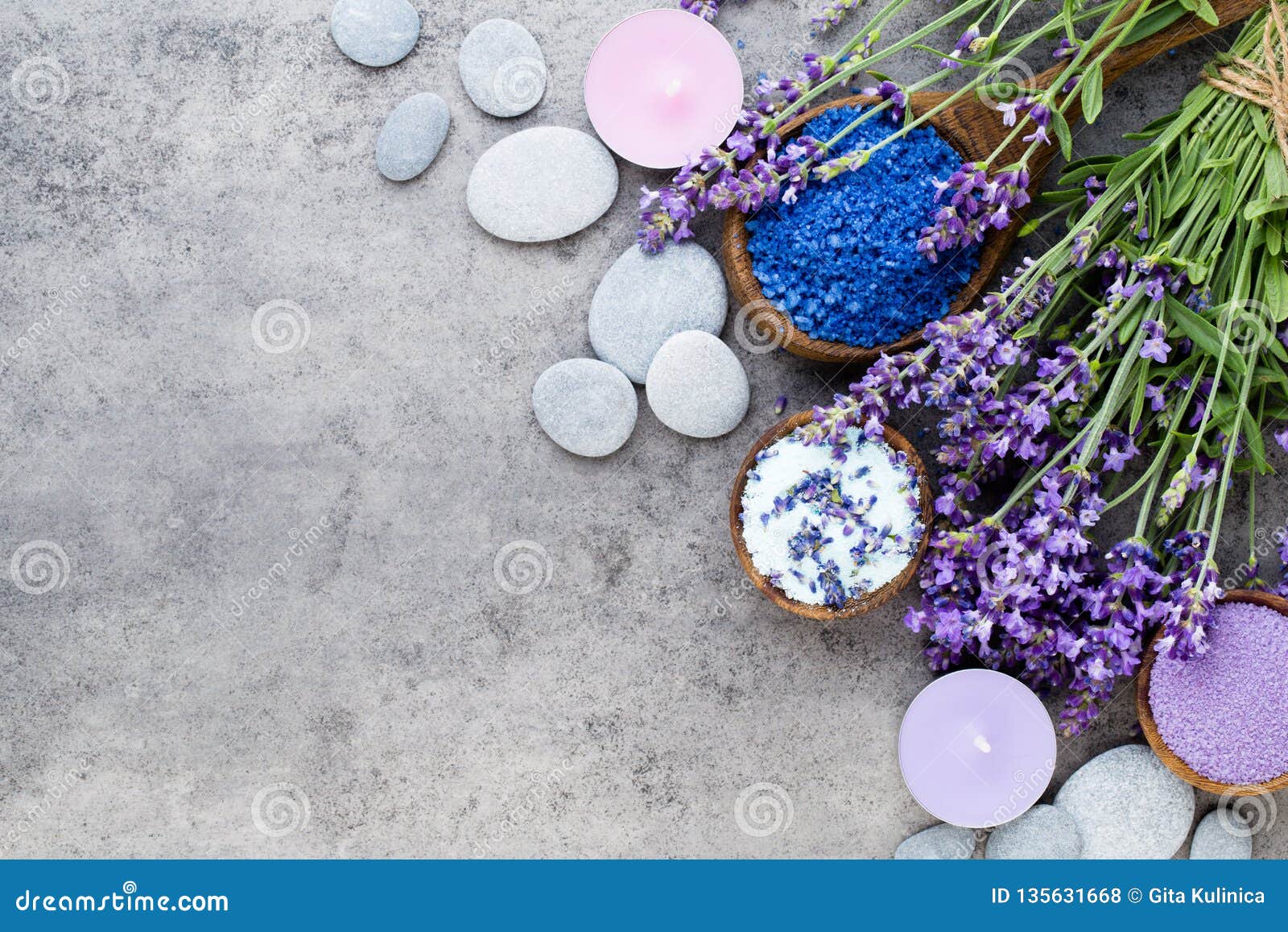 Ουσιαστικό lavender άλας με τη τοπ άποψη λουλουδιών