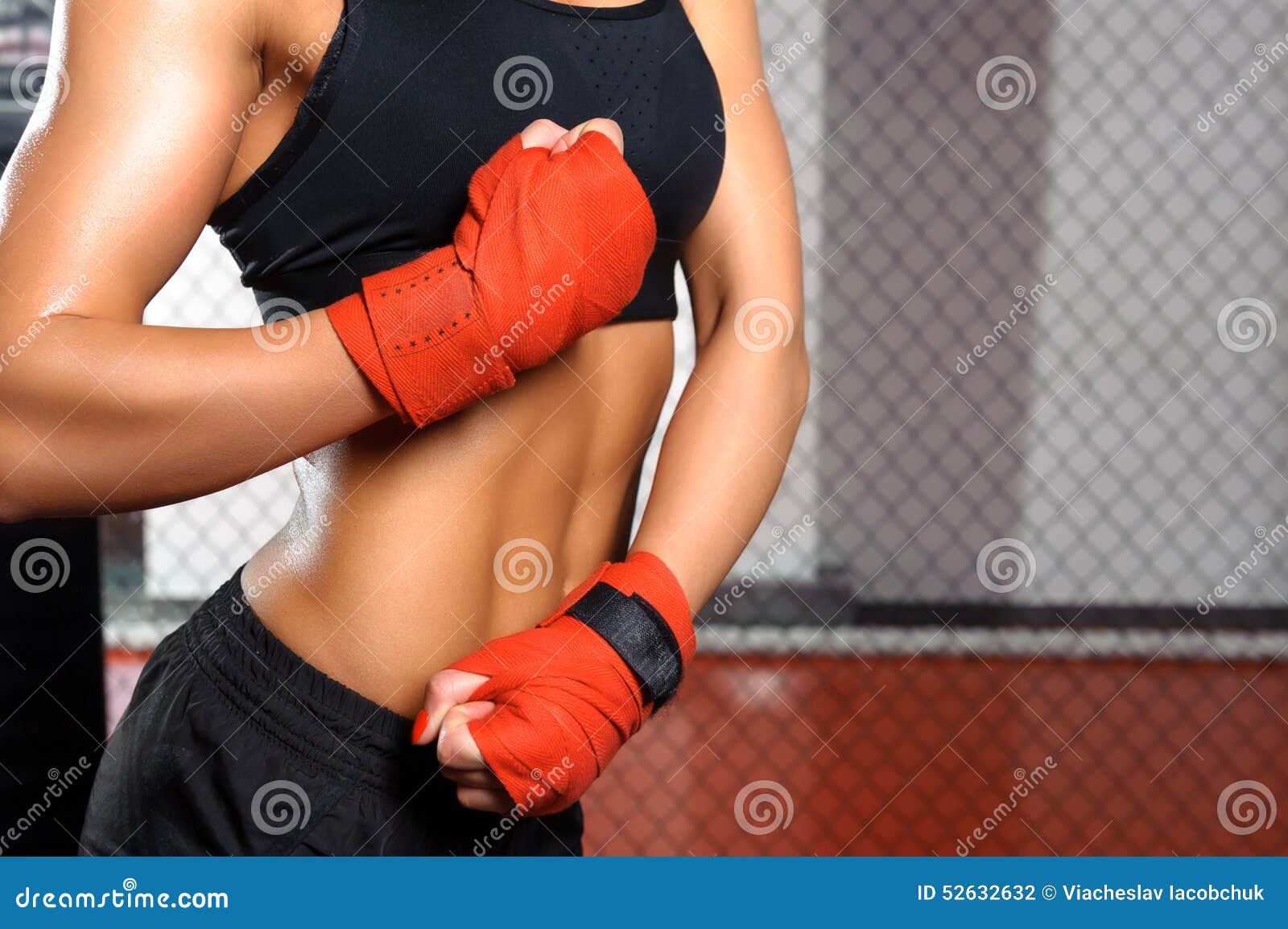 Πάλη κοριτσιών σε ένα δαχτυλίδι Στοκ Εικόνες εικόνα από bodybuilders