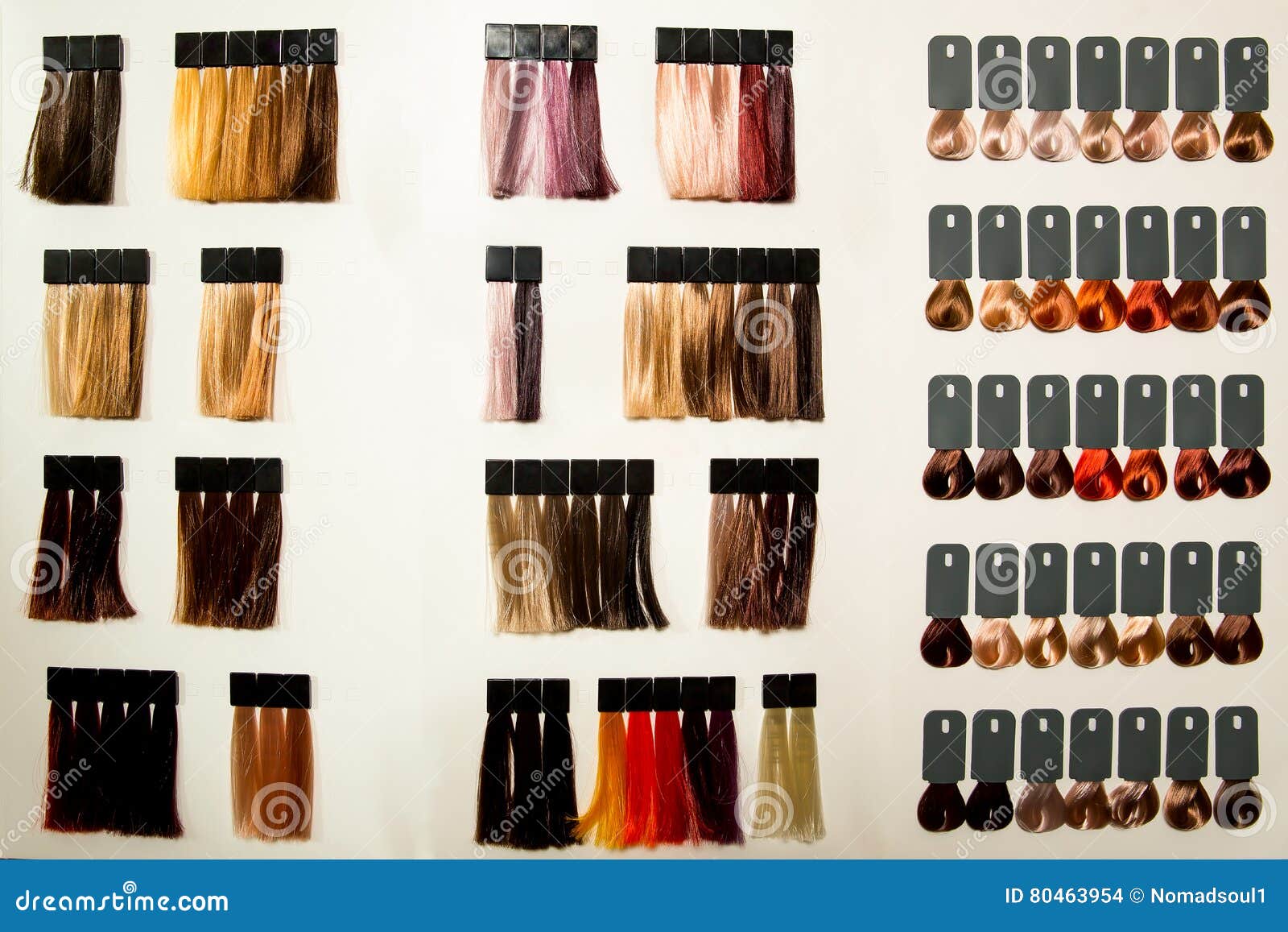 Παλέτα των διαφορετικών χρωμάτων στη χρωστική ουσία τρίχας hairdressing στο σαλόνι