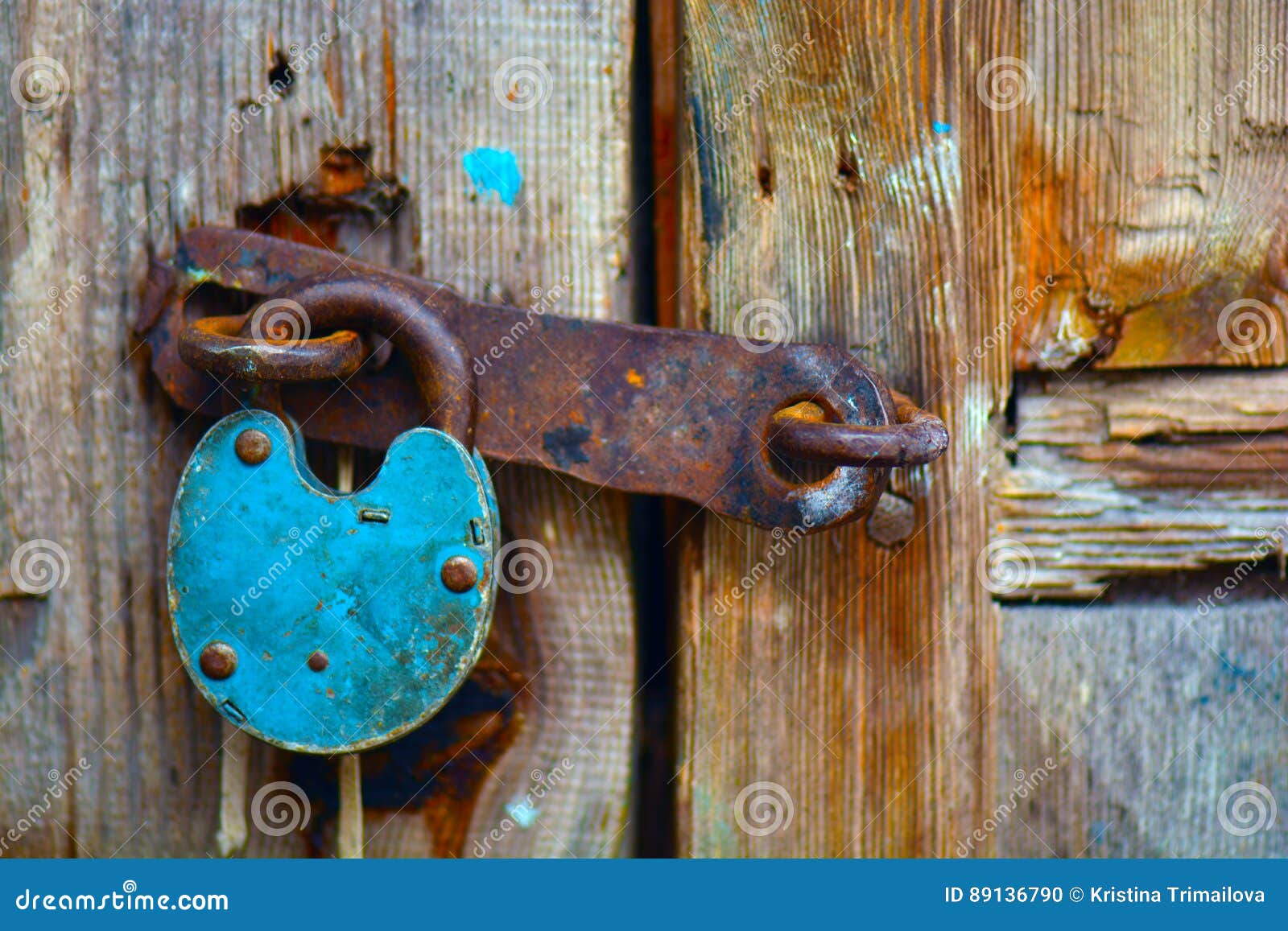 Παλαιά σκουριασμένη ένωση λουκέτων σε μια παλαιά ξύλινη πόρτα