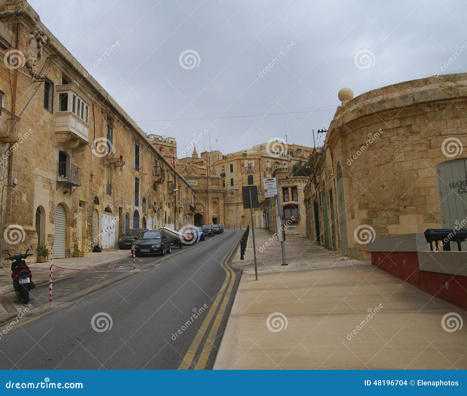 VALLETTA, ΝΗΣΙ ΤΗΣ ΜΑΛΤΑΣ - 6 ΝΟΕΜΒΡΊΟΥ 2014 Valletta, πρωτεύουσα της Μάλτας και μέρος της παγκόσμιας κληρονομιάς της ΟΥΝΕΣΚΟ Παλαιές κτήρια και Βικτώρια Cate στο μεγάλο λιμάνι Valletta