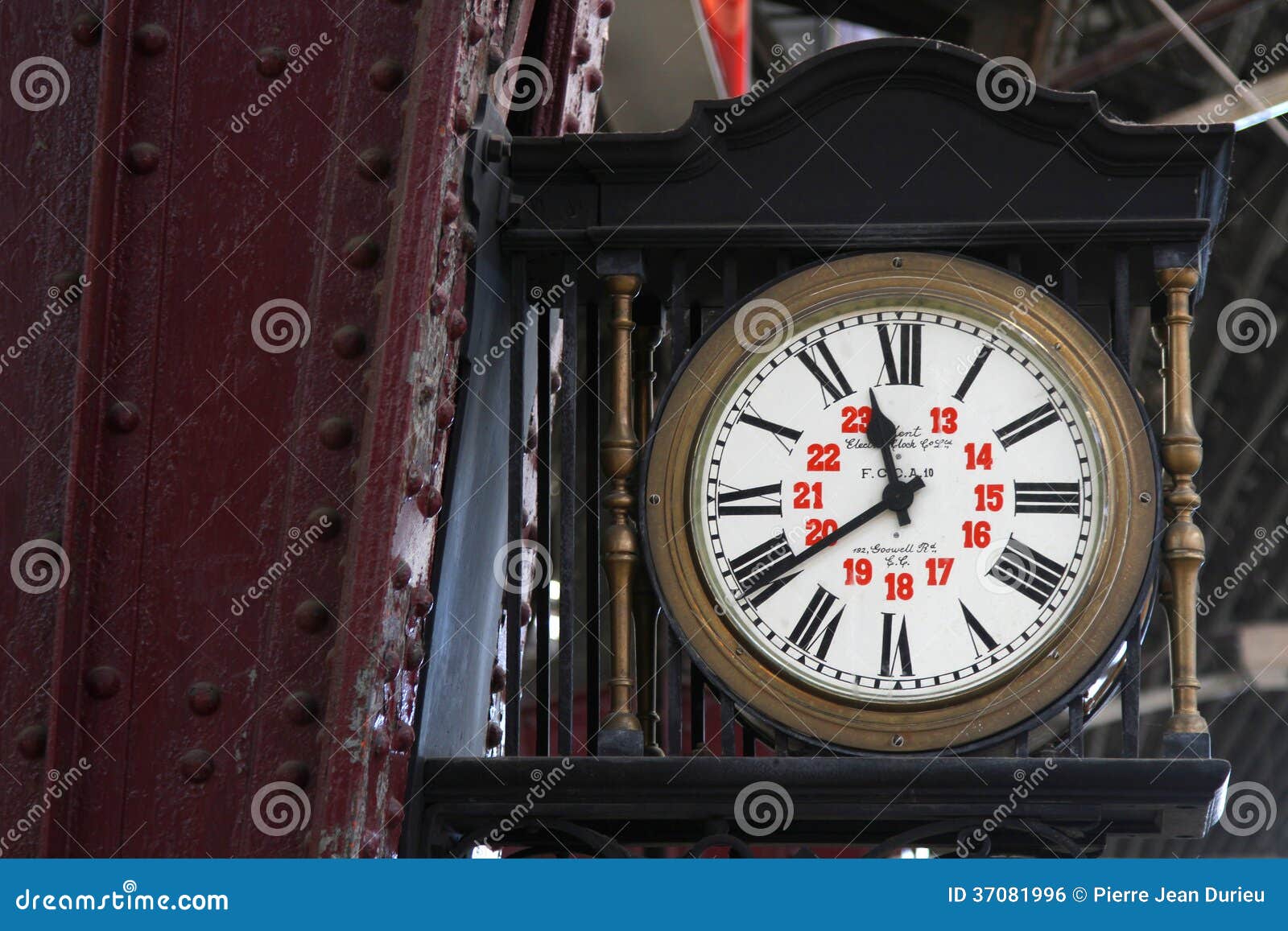 Παλαιό ρολόι στο σιδηροδρομικό σταθμό του Μπουένος Άιρες Retiro
