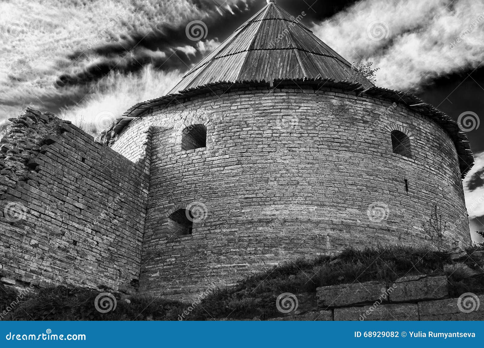 Παλαιός πύργος του φρουρίου Oreshek Shlisselburg Ρωσία. Αρχαίο ρωσικό φρούριο στο νησί καρυδιών στην πηγή του ποταμού Neva, απέναντι από την πόλη Shlisselburg στην περιοχή του Λένινγκραντ Ιδρυμένος το 1323, από το 1612 για 1702 άνηκε στους Σουηδούς