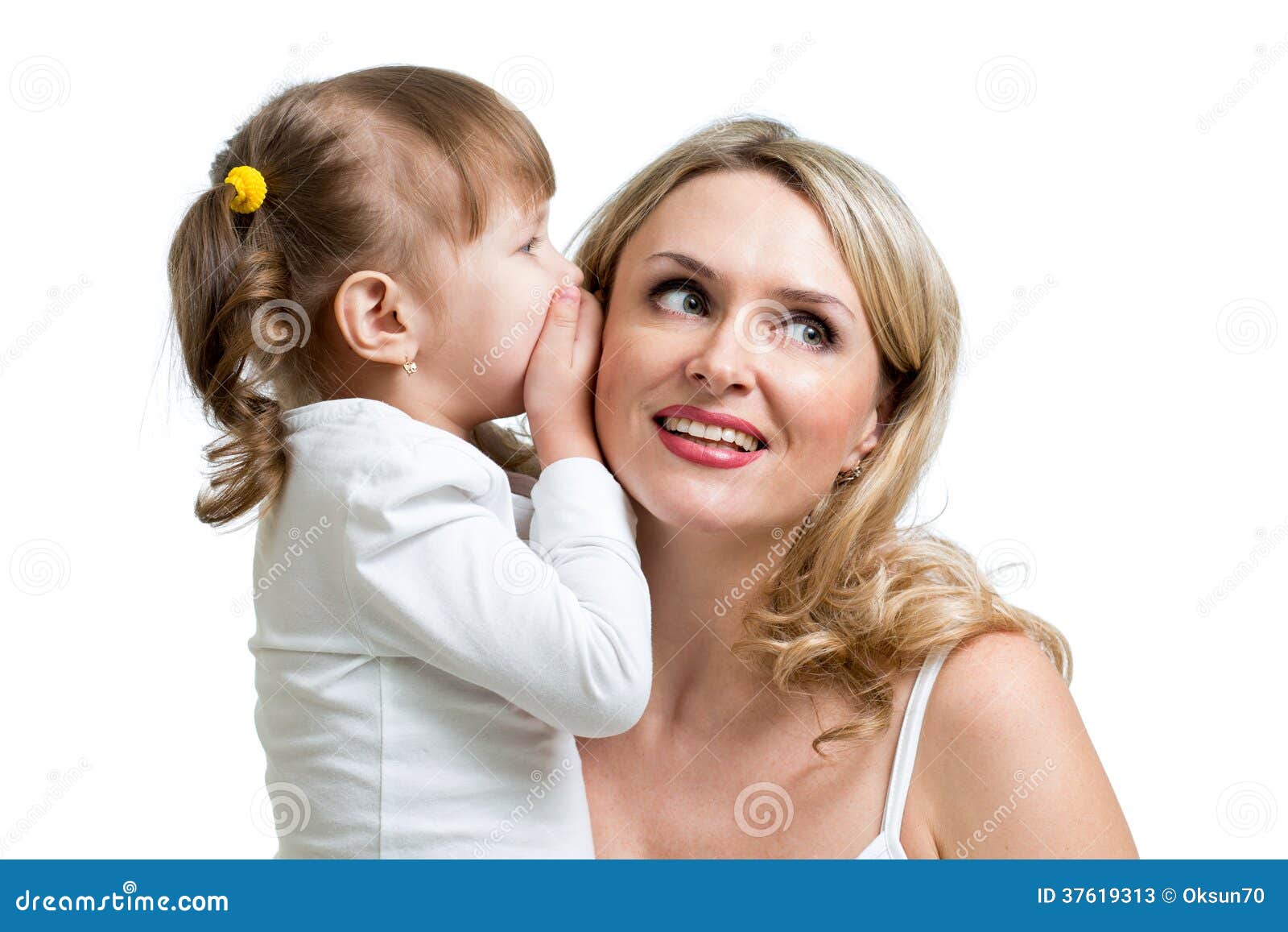 Παιδί που μοιράζεται ένα μυστικό με τη μητέρα. Κορίτσι παιδιών που μοιράζεται ένα μυστικό με τη μητέρα