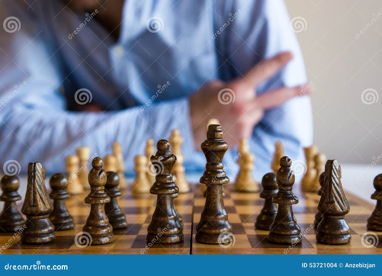 Παιχνίδι του σκακιού Άτομο που διαμορφώνει το σημάδι ειρήνης με τα δάχτυλά του