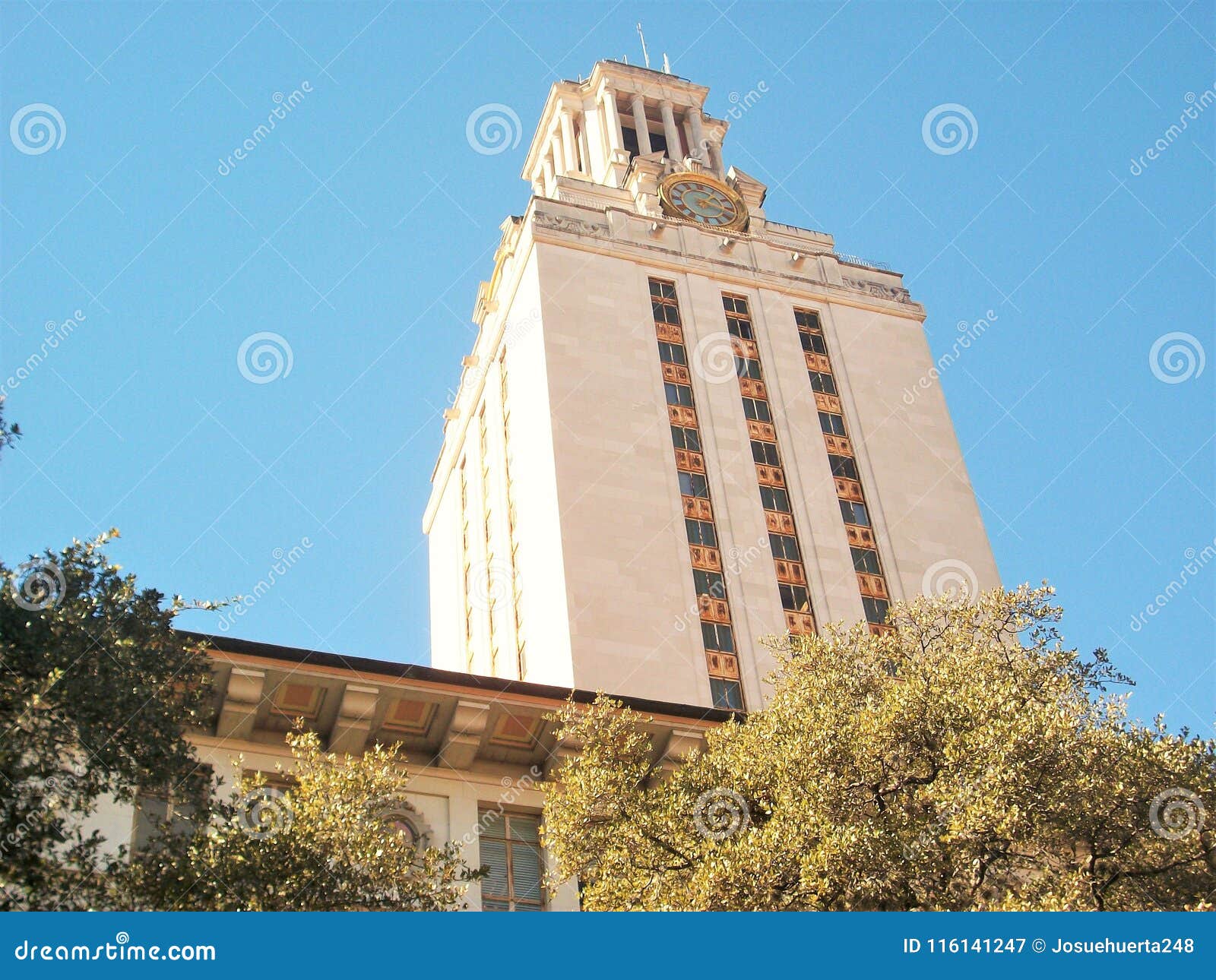 Πανεπιστήμιο του Τέξας στο Ώστιν. Αυτό το πορτρέτο απεικονίζει ενός από τα κτήρια του Πανεπιστημίου του Τέξας στο Ώστιν Είναι το κεντρικό κτίριο και βρίσκεται στην καρδιά του πανεπιστημίου Η εικόνα λήφθηκε τα τέλη Ιανουαρίου του 2018