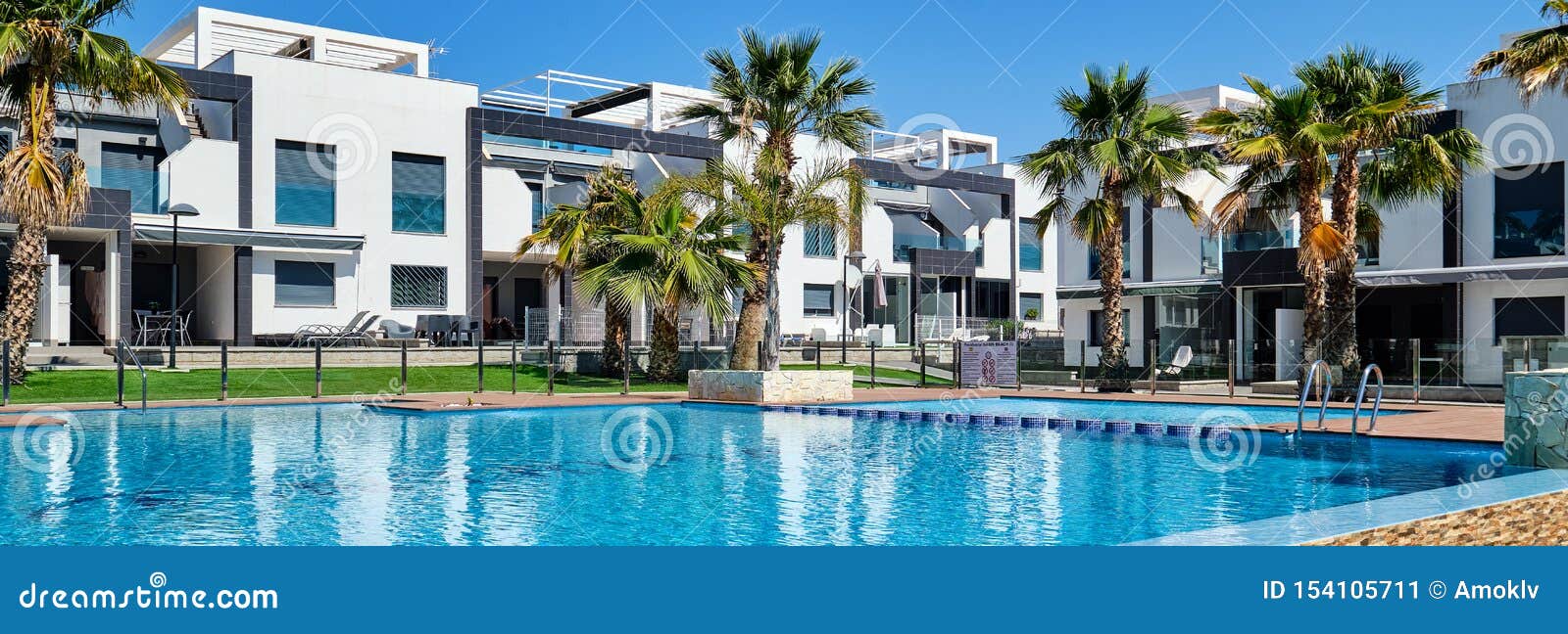 Πανοραμικά όμορφα δημαρχεία εικόνας με την πισίνα, Torrevieja, Ισπανία. Πανοραμικά όμορφα σύγχρονα σύγχρονα δημαρχεία εικόνας με την πισίνα, Torrevieja, Ισπανία