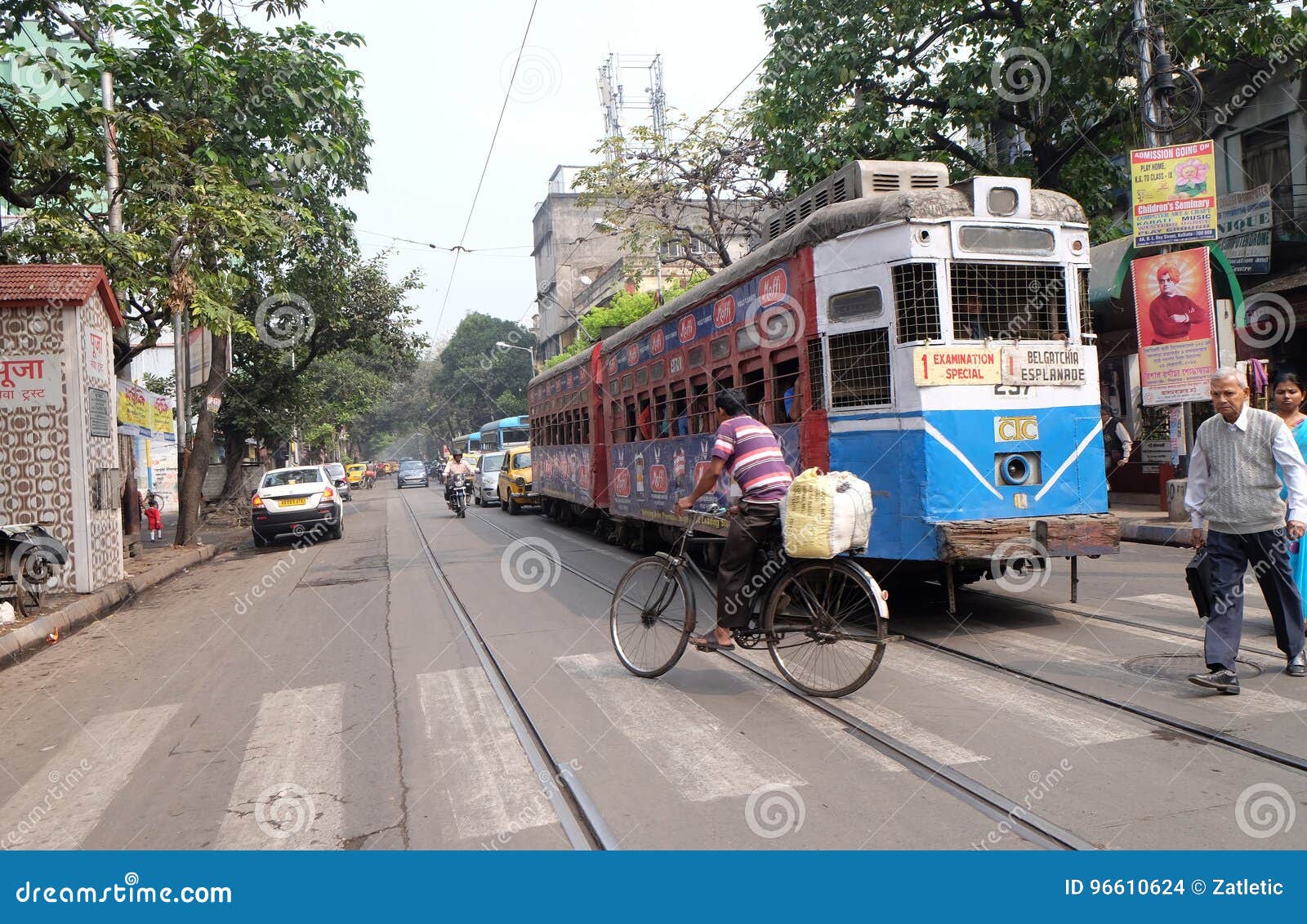 Παραδοσιακό τραμ σε Kolkata Το Kolkata είναι η μόνη Ινδική πόλη με ένα δίκτυο τραμ, το οποίο χρησιμοποιείται από την επιχείρηση τροχιοδρομικών γραμμών της Καλκούτας