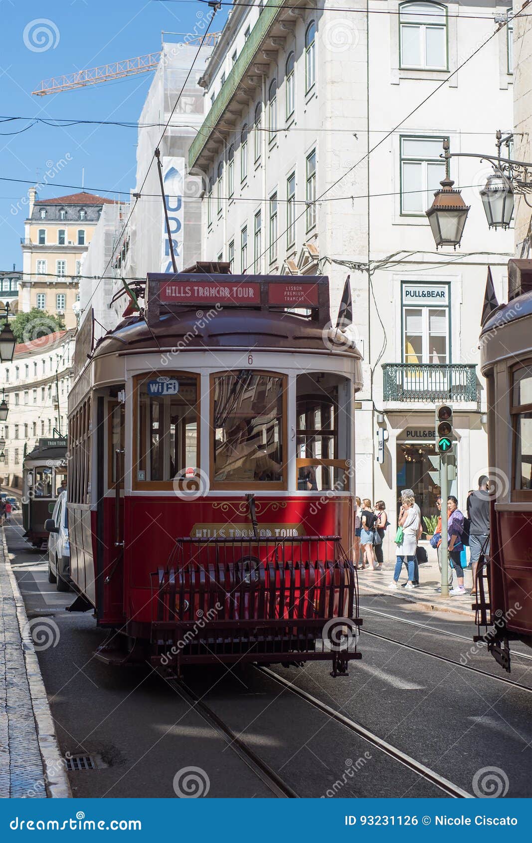 Παραδοσιακό τραμ στη Λισσαβώνα. Παραδοσιακό τραμ στην τροχιοδρομική γραμμή στη Λισσαβώνα σε μια ηλιόλουστη ημέρα