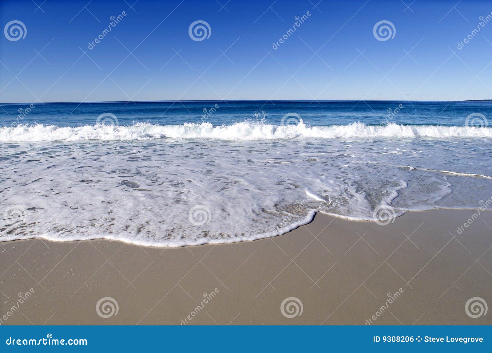 παραλία παλιή. ομαλό άθικτο ύδωρ άμμου παραλιών μπλε καθαρό καθαρό παλιό