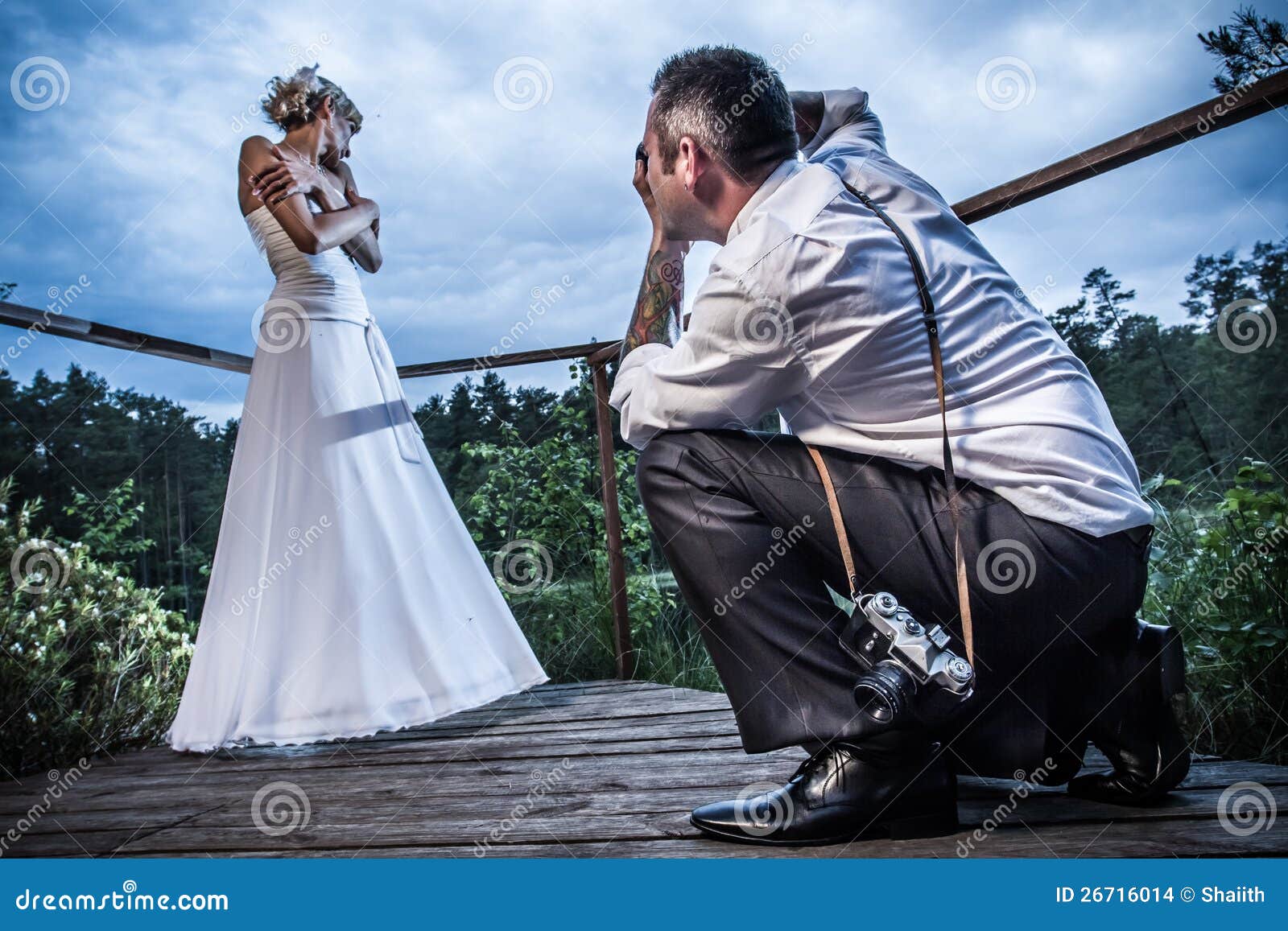 Περίοδος επικοινωνίας φωτογραφιών με τη νύφη και το νεόνυμφο στο δάσος